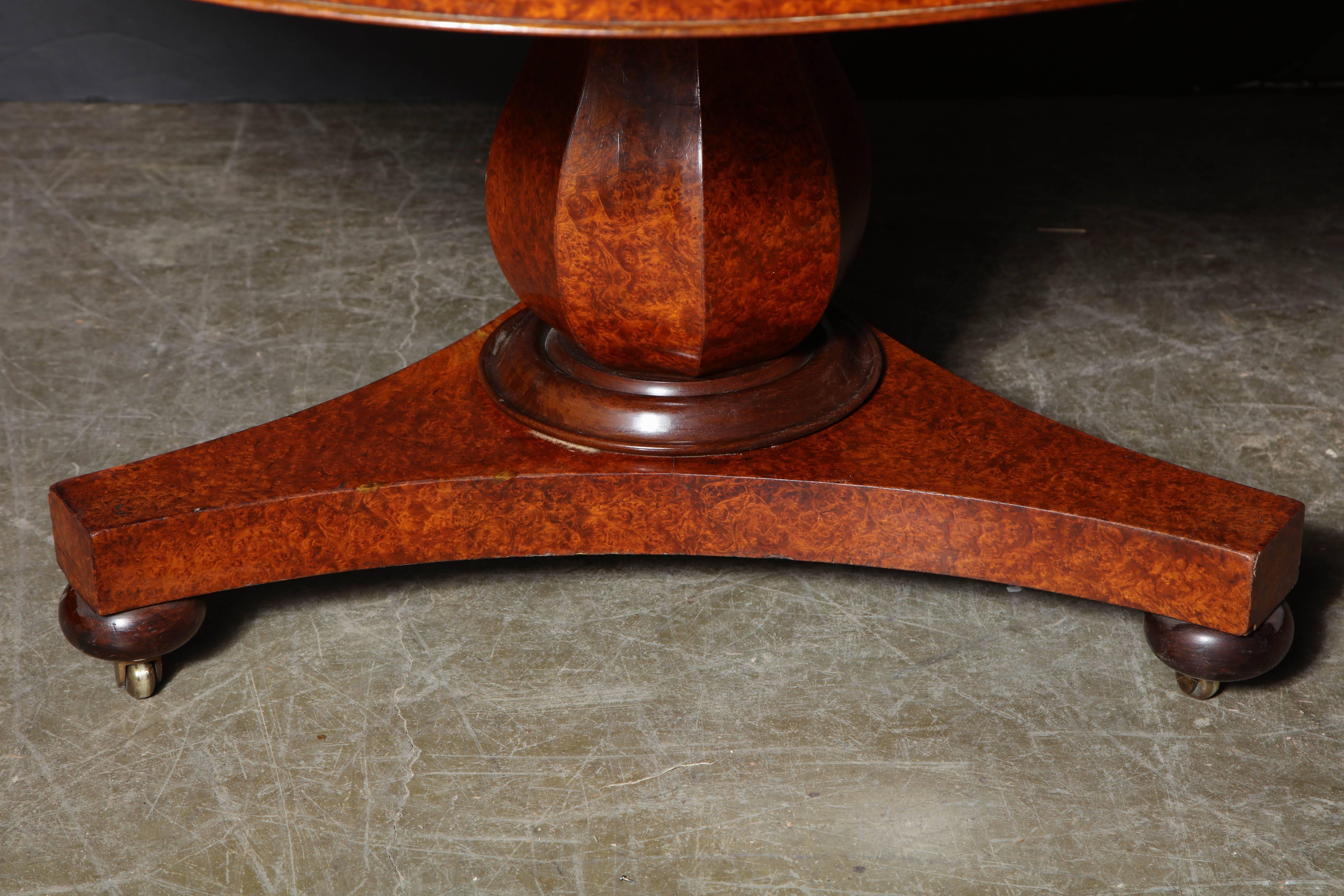 Engish William IV round burl wood tilt-top centre table with a bulbous pedestal on a triangular platform base with ball feet.