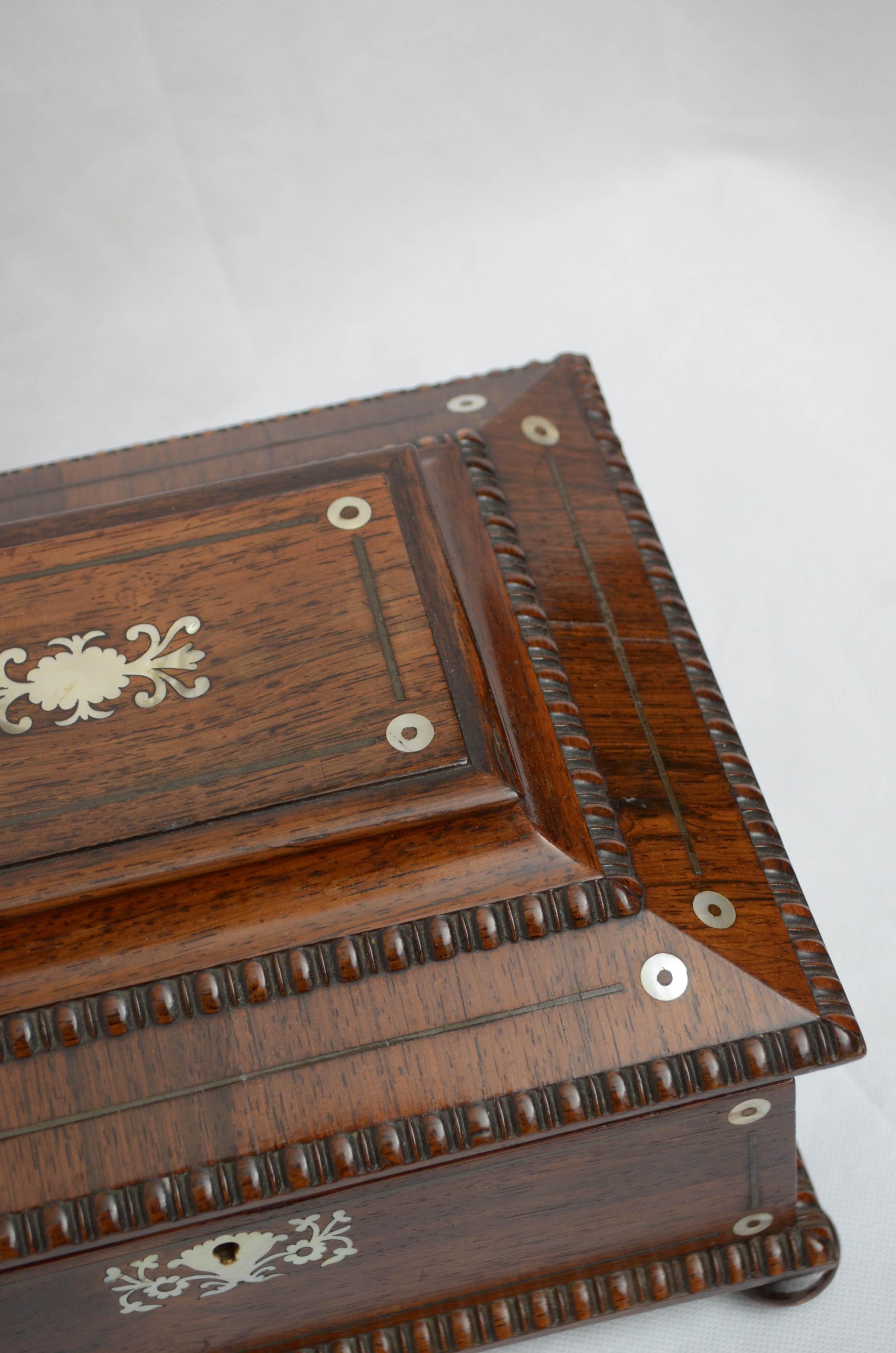 William IV Sarcophagus Jewelry Box in Rosewood In Good Condition For Sale In Whaley Bridge, GB