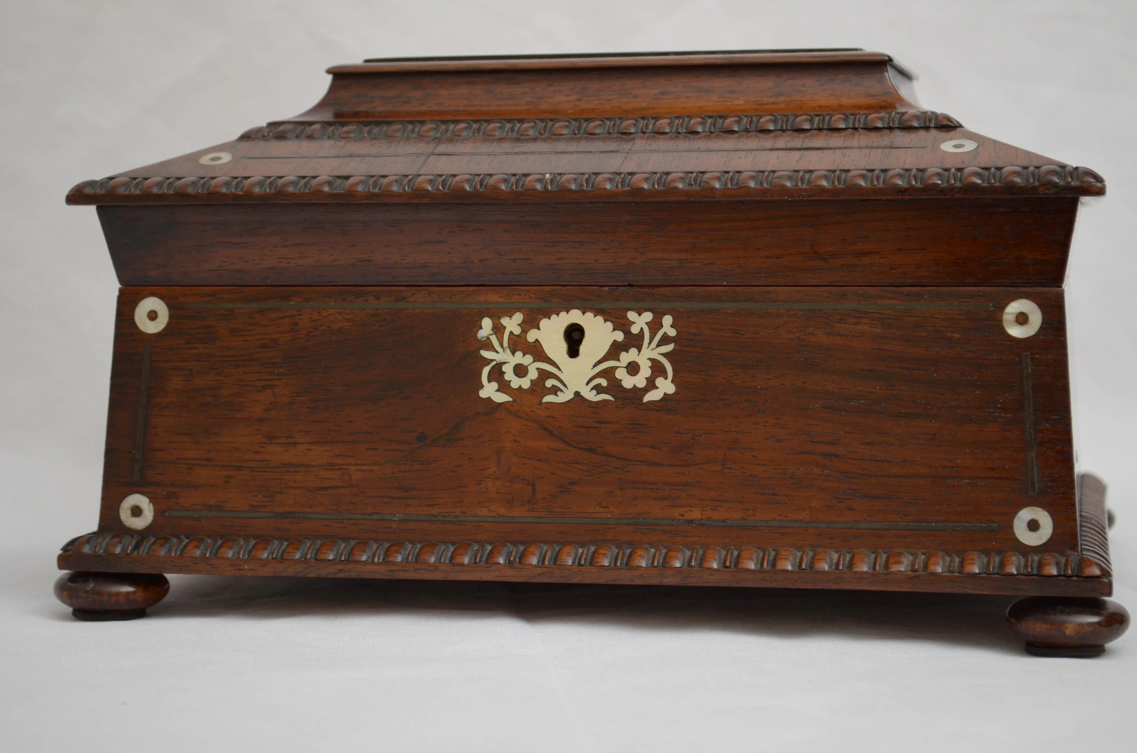 Boîte à bijoux sarcophage William IV en bois de rose en vente 1