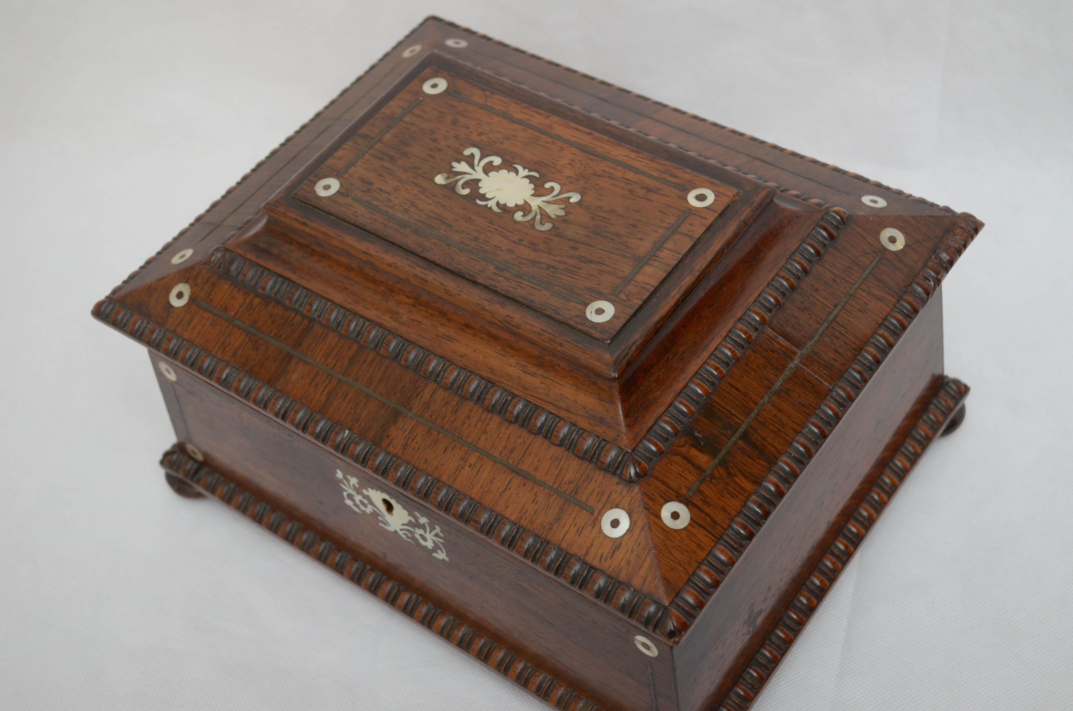 K0123, atemberaubende William IV goncalo Alves Arbeit Box / Schmuck-Box, mit Quadranten Wulst und feine dekorative Einlagen auf der Vorderseite und auf die aufklappbare Oberseite, die neu unterfüttert Innenraum mit einem Lift-up-Tablett zu
