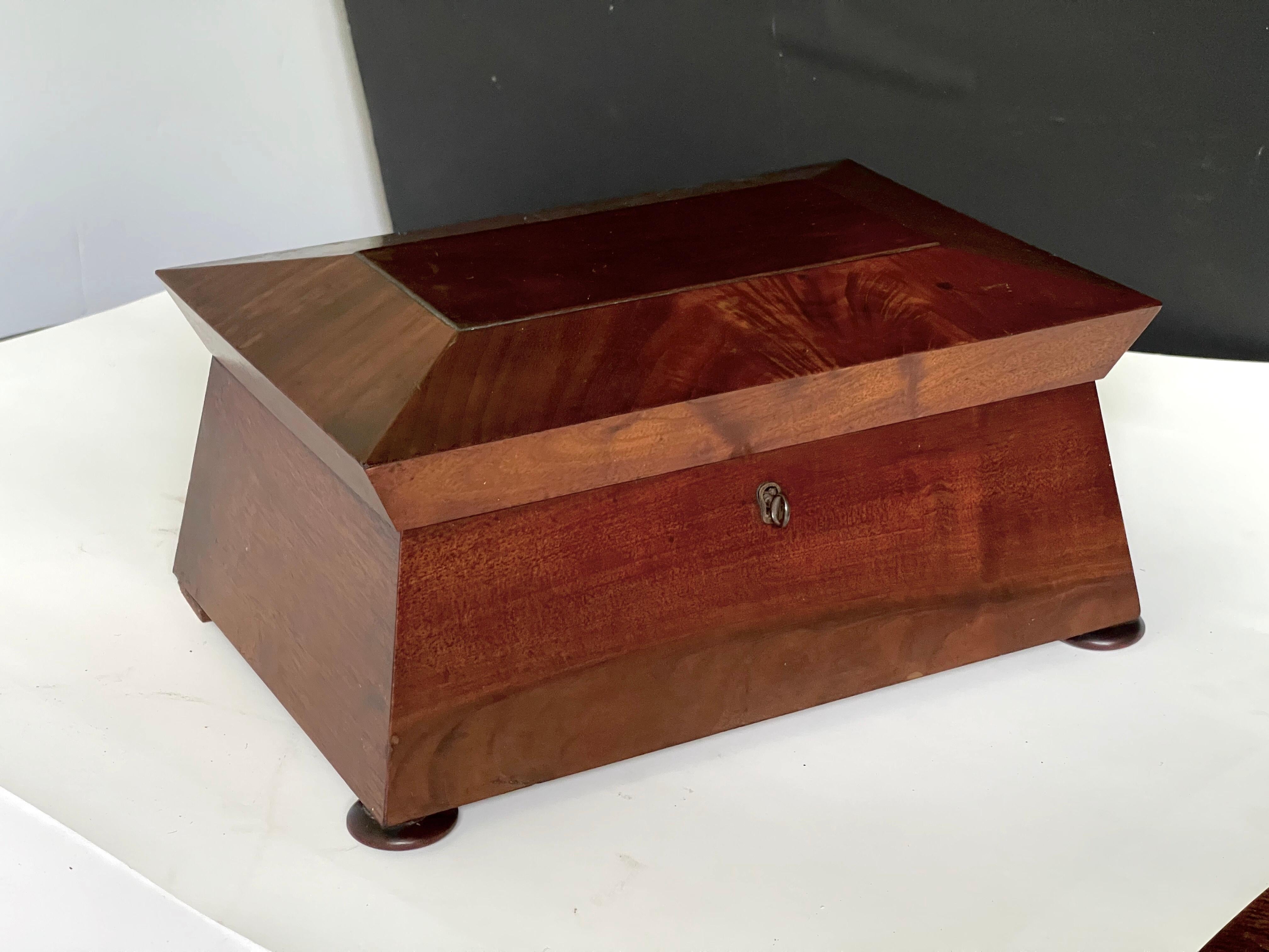 William IV Sewing Box of Mahogany In Good Condition In Atlanta, GA
