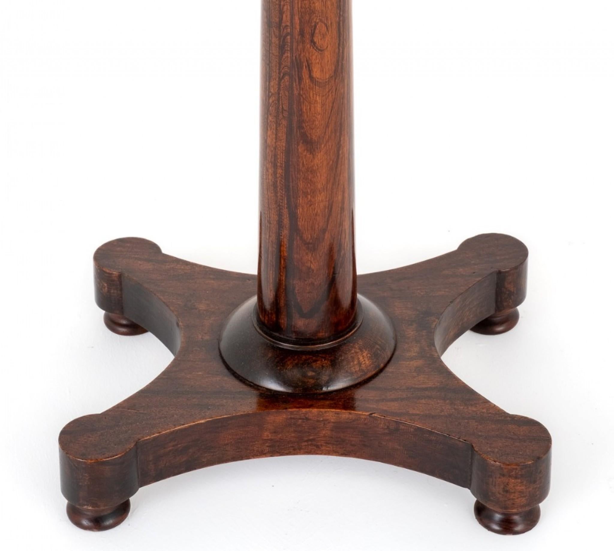 Table d'appoint William IV en bois de rose.
19ème siècle
La table repose sur une base à plate-forme avec des pieds en chignon tournés et une colonne tournée.
Le sommet est de forme oblongue.
Présenté en bon état.