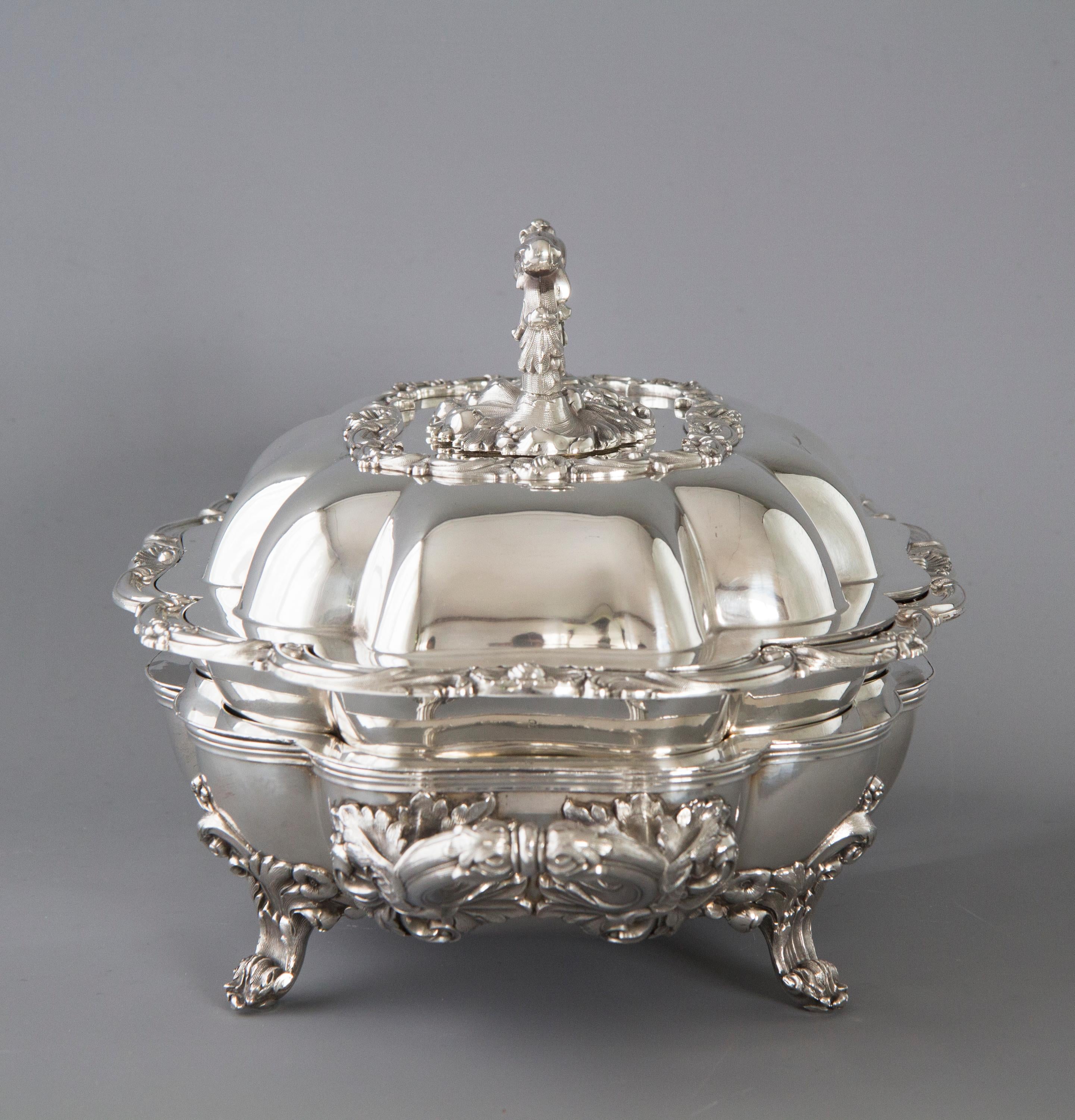 A very good quality William IV silver entree dish of shaped oval form. Embellished to the borders and lid with cast silver flower, leaf and fruit decoration. The twist off handle cast with similar motifs. The warming section of silver plate and an