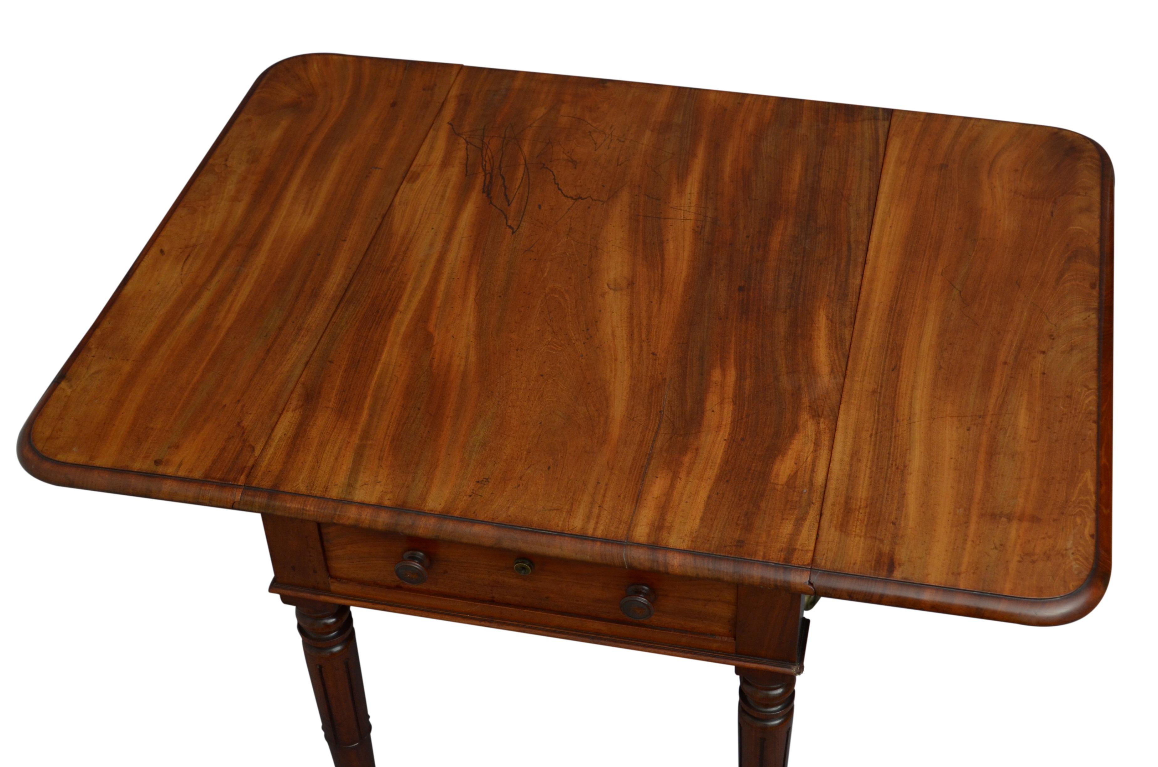 K0525 Fine quality William IV Pembroke table in mahogany, having drop leaf solid and figured mahogany top above a mahogany lined frieze drawer and dummy drawer to the back both fitted with original turned knobs, raised on slender turned and tapered