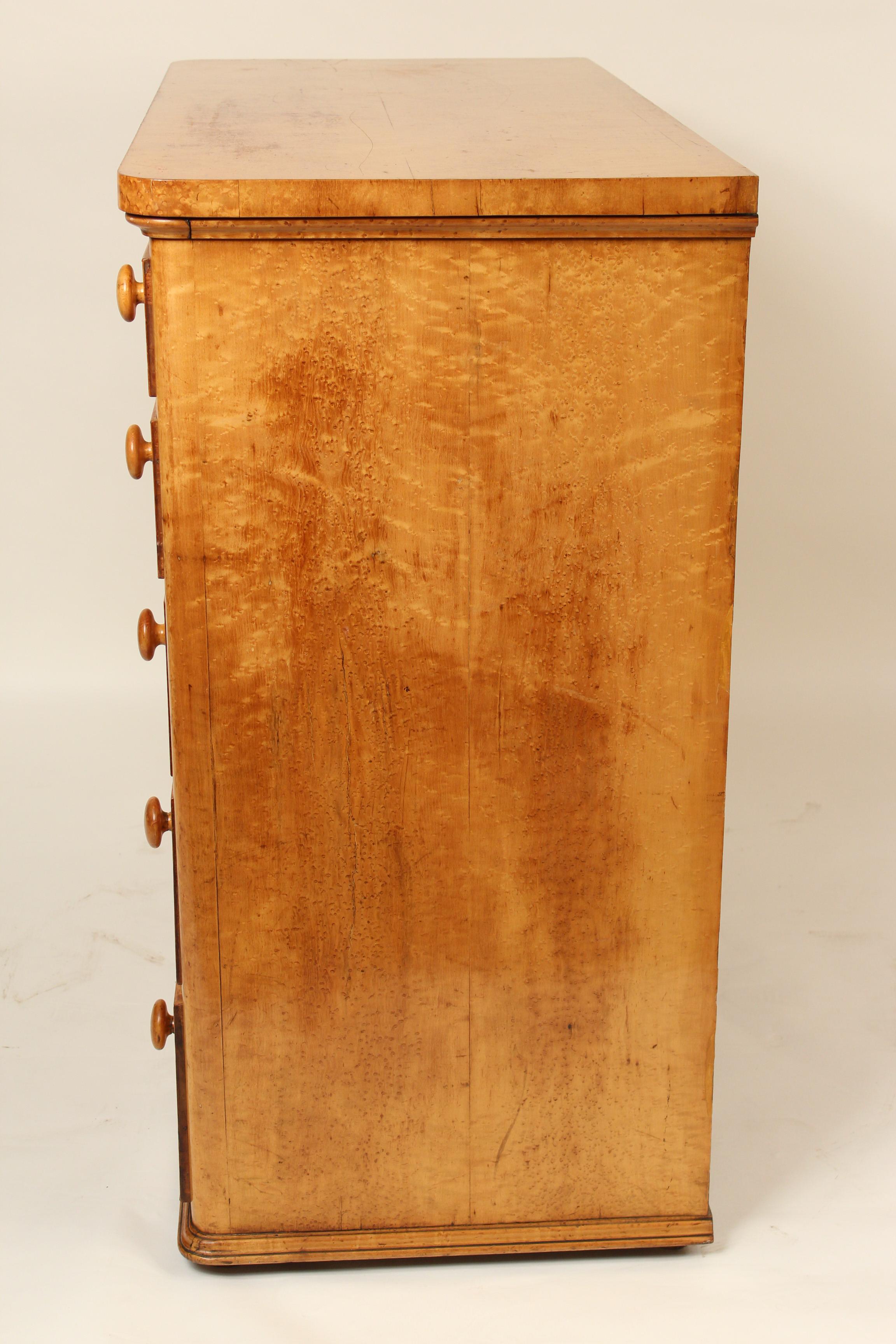 William IV Style Bird's-Eye Maple Chest of Drawers In Good Condition In Laguna Beach, CA