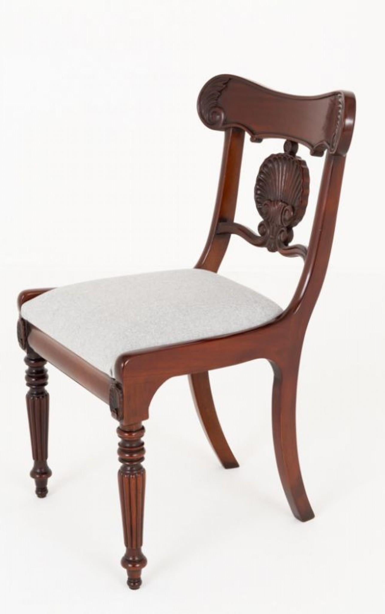 Set di 12 sedie da pranzo con schienale a conchiglia in mogano in stile William IV.
Gli schienali delle sedie sono caratterizzati da una meravigliosa conchiglia intagliata.
Circa 1920
La ringhiera superiore sagomata delle sedie ha una decorazione