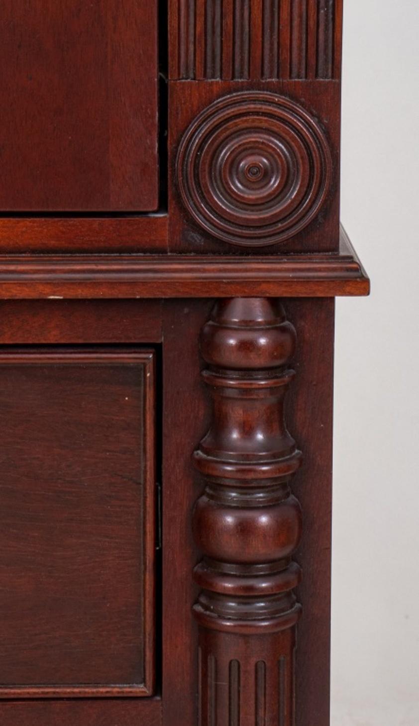 William IV Style Mahogany Linen Press In Good Condition For Sale In New York, NY