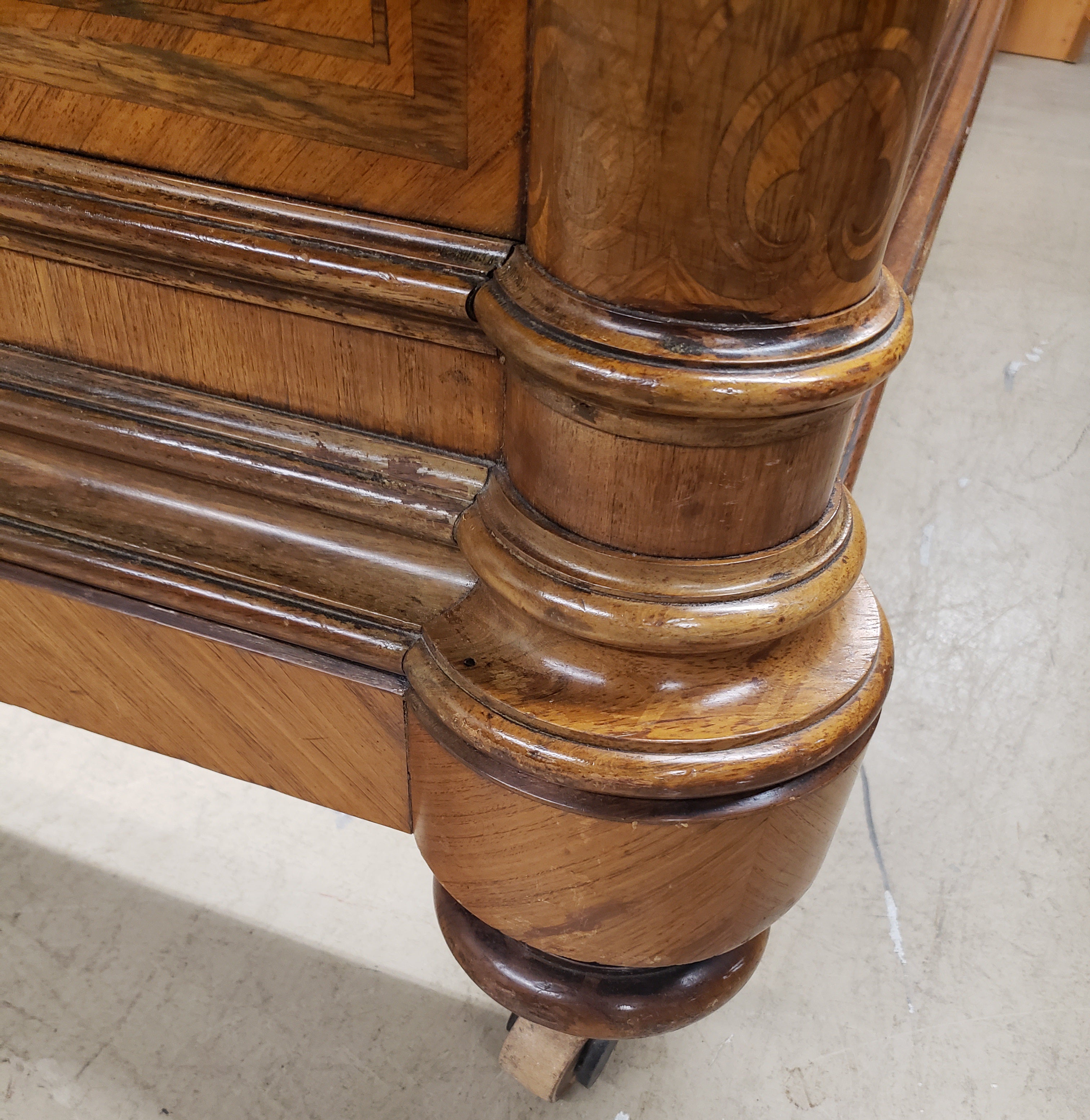 William IV Style Rosewood and Kingwood Marquetry And Parquetry Bedstead, C 1920s In Good Condition For Sale In Germantown, MD