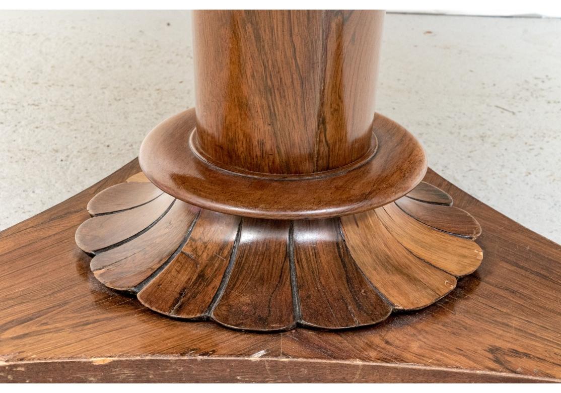 Table de salle à manger ou de centre à piédestal en noyer de style William IV Abîmé - En vente à Bridgeport, CT