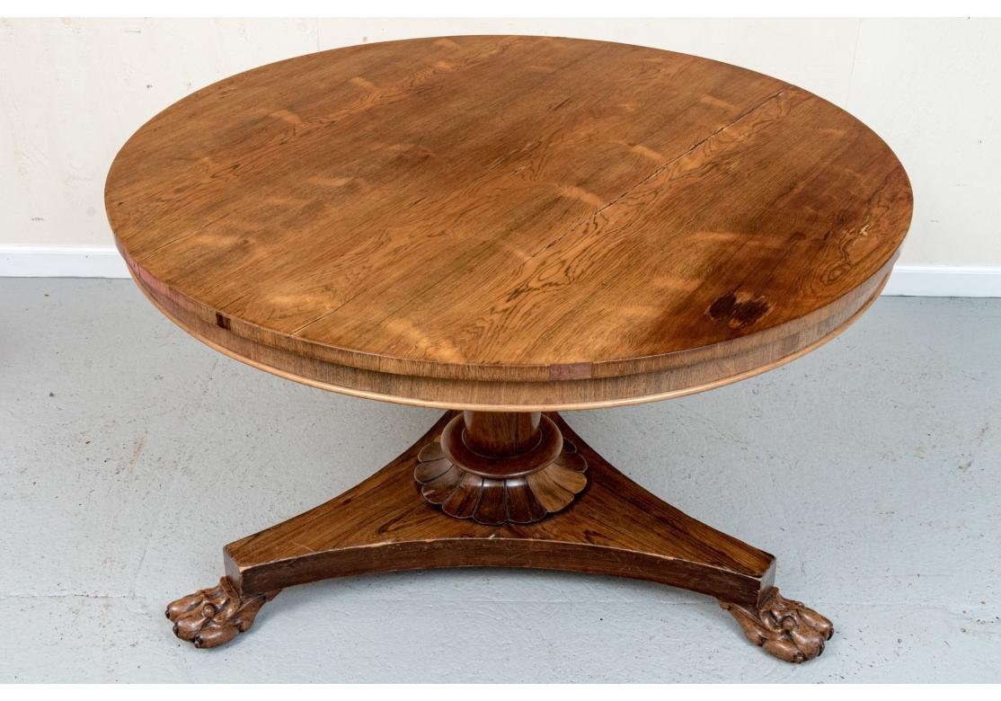 XIXe siècle Table de salle à manger ou de centre à piédestal en noyer de style William IV en vente