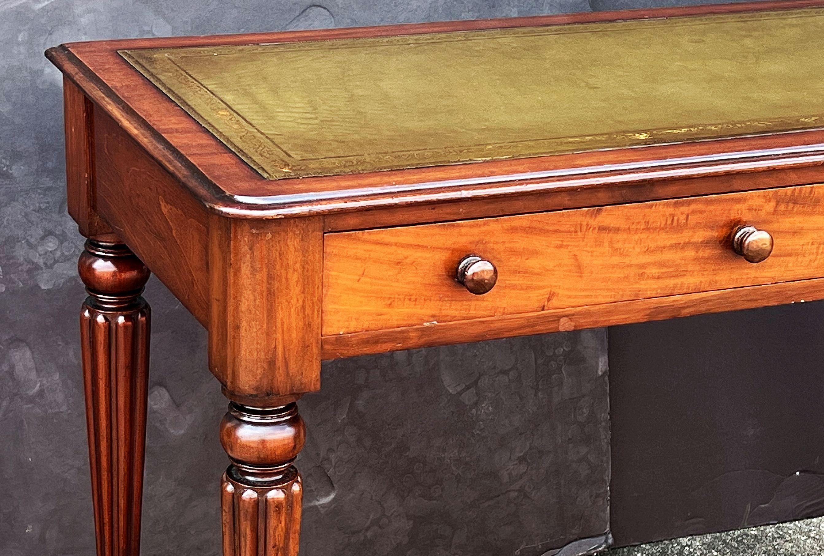 Tavolo o scrivania in stile William IV in mogano con piano in pelle dall'Inghilterra in vendita 2
