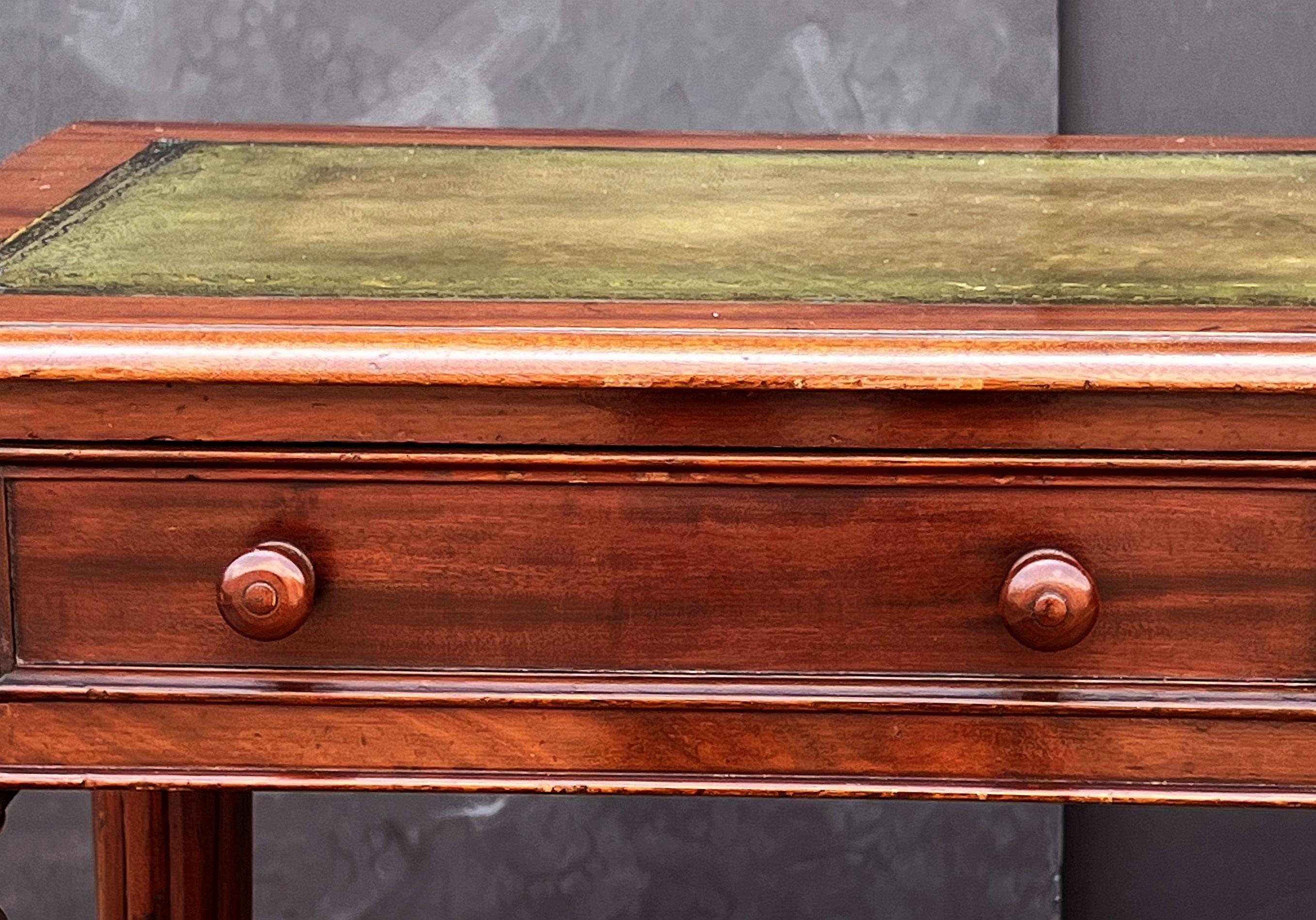 Tavolo o scrivania in stile William IV in mogano con piano in pelle dall'Inghilterra in vendita 4