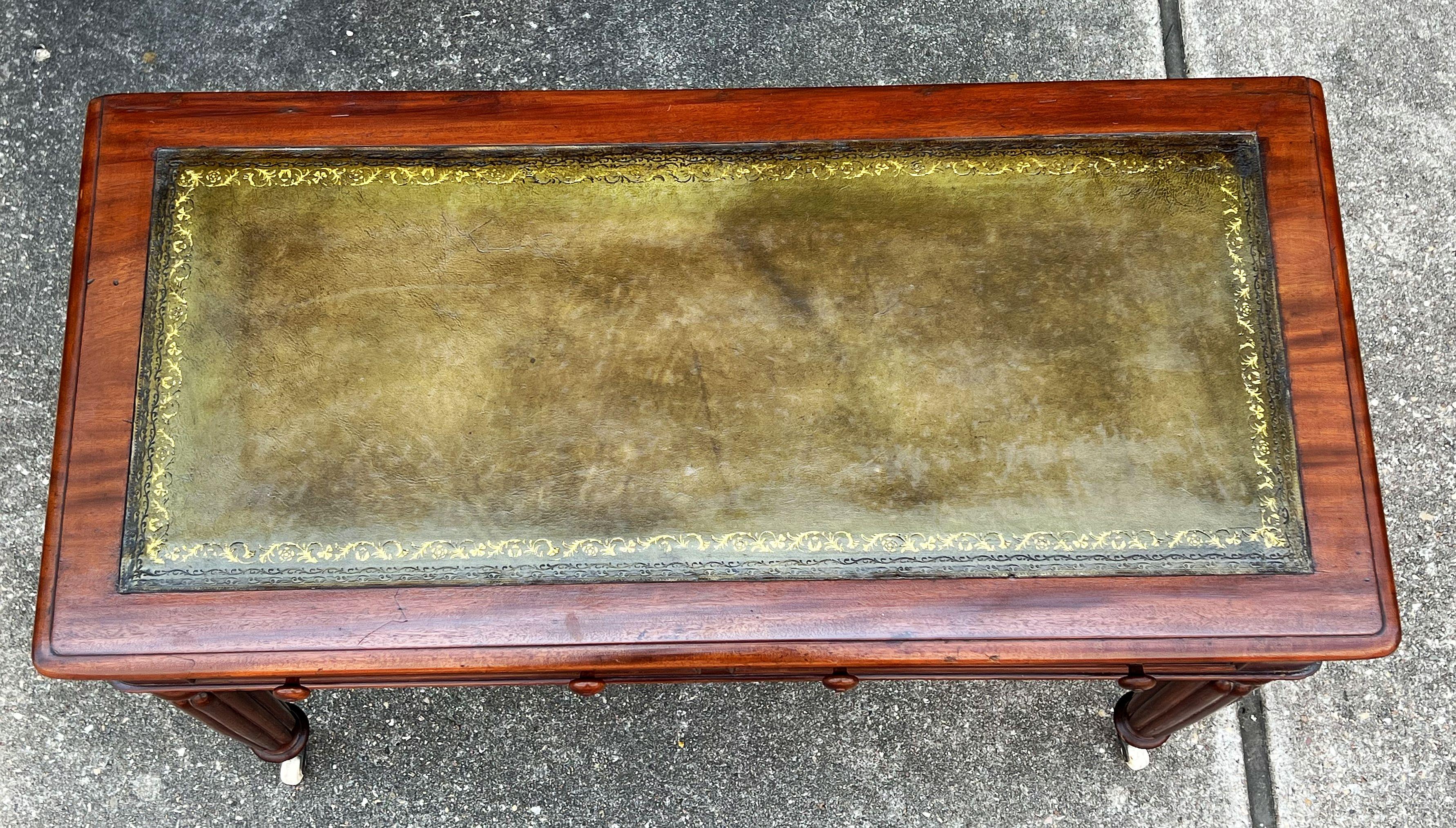 Tavolo o scrivania in stile William IV in mogano con piano in pelle dall'Inghilterra in vendita 5