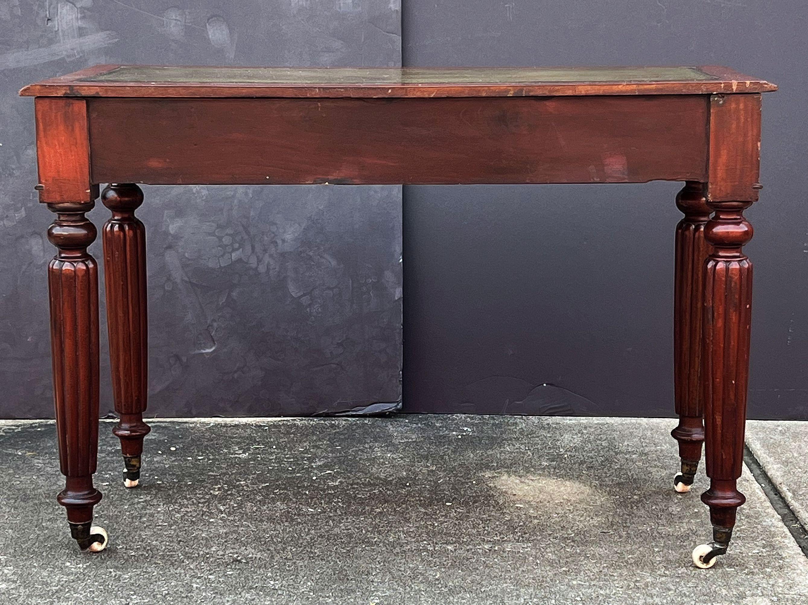Tavolo o scrivania in stile William IV in mogano con piano in pelle dall'Inghilterra in vendita 6