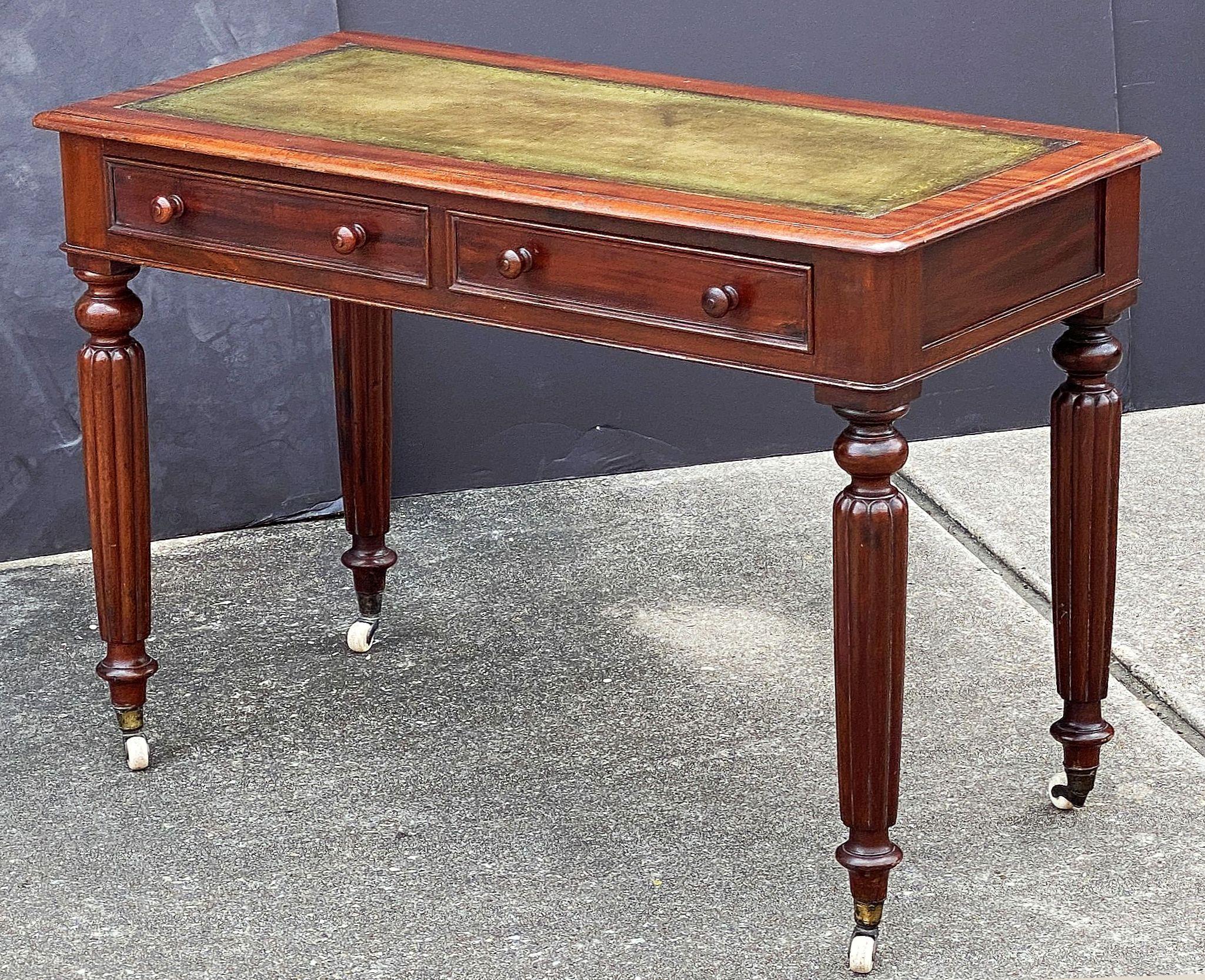 Guglielmo IV Tavolo o scrivania in stile William IV in mogano con piano in pelle dall'Inghilterra in vendita
