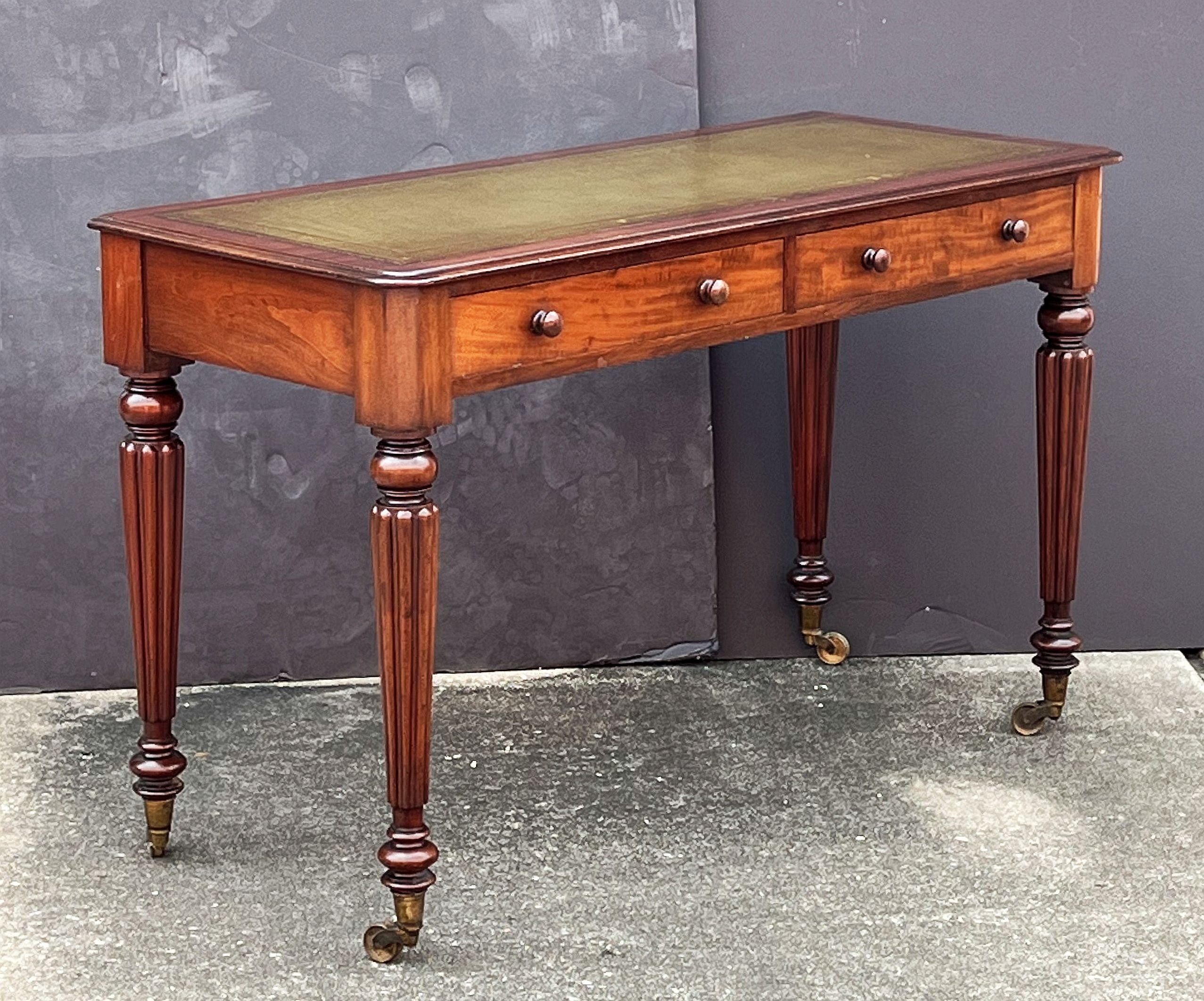 Inglese Tavolo o scrivania in stile William IV in mogano con piano in pelle dall'Inghilterra in vendita