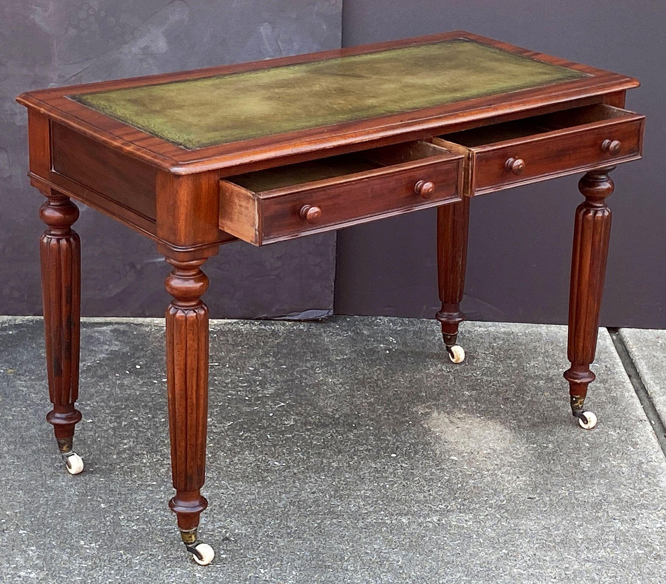 Goffrato Tavolo o scrivania in stile William IV in mogano con piano in pelle dall'Inghilterra in vendita