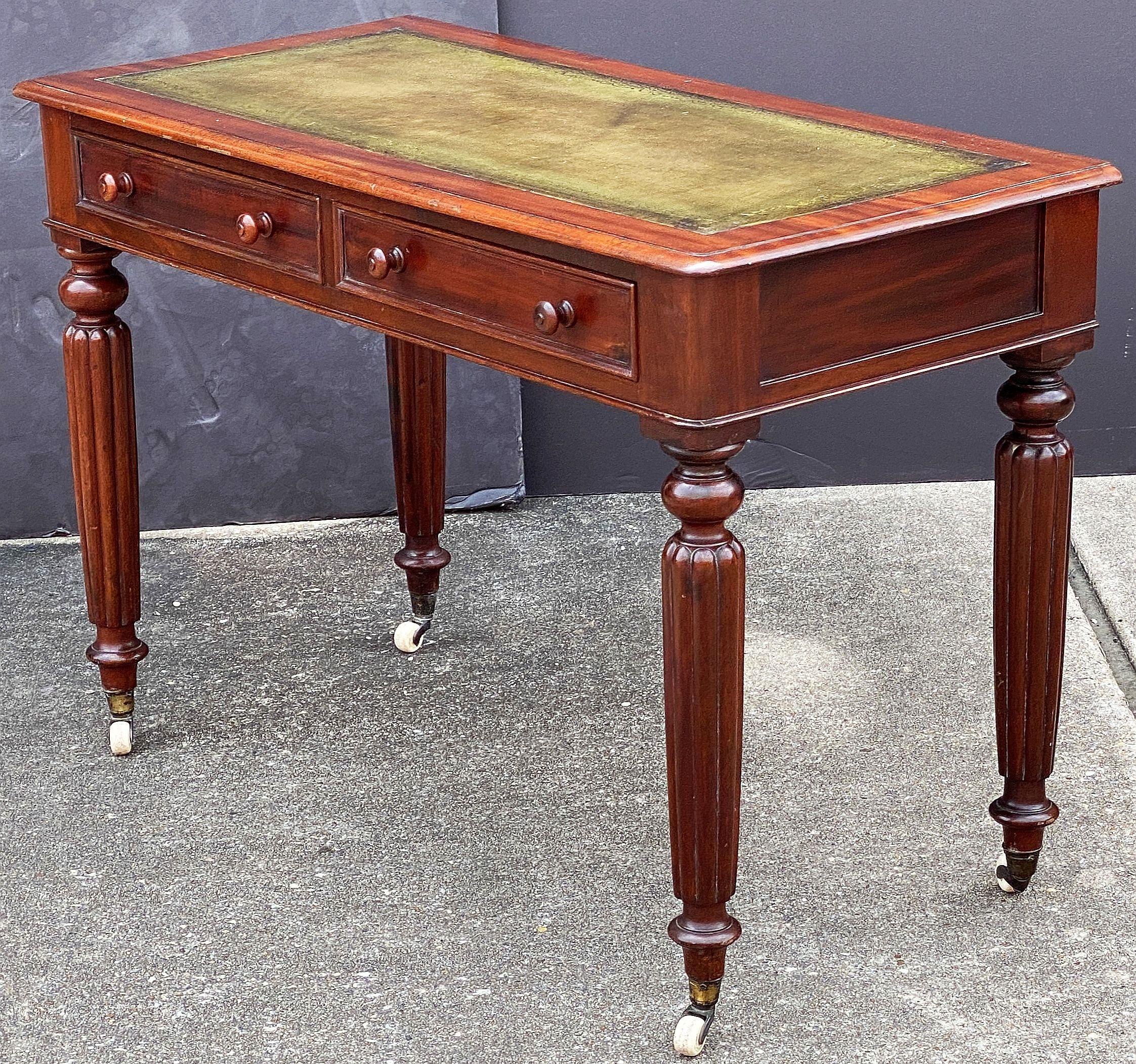 Tavolo o scrivania in stile William IV in mogano con piano in pelle dall'Inghilterra In condizioni buone in vendita a Austin, TX