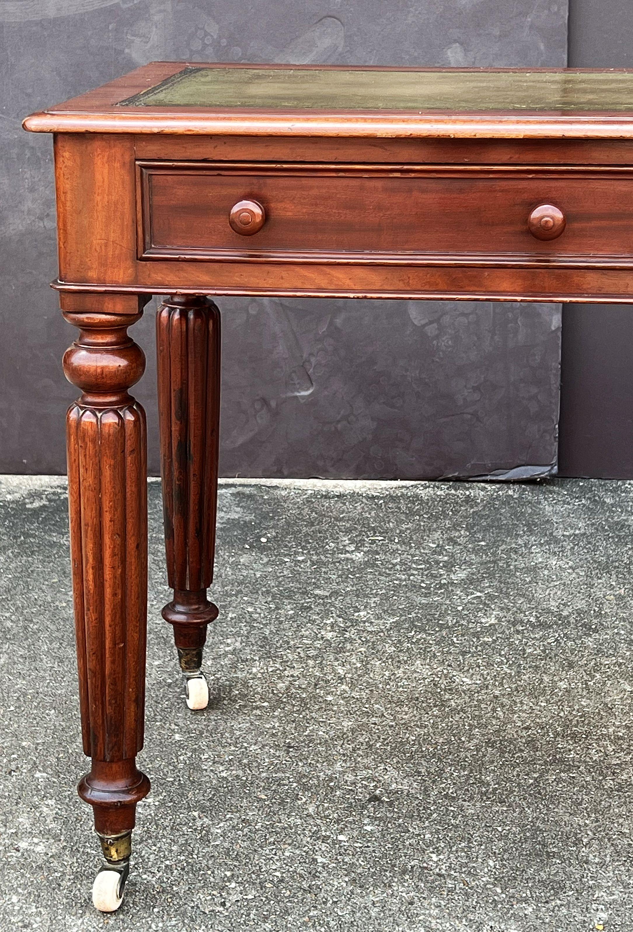 Metallo Tavolo o scrivania in stile William IV in mogano con piano in pelle dall'Inghilterra in vendita