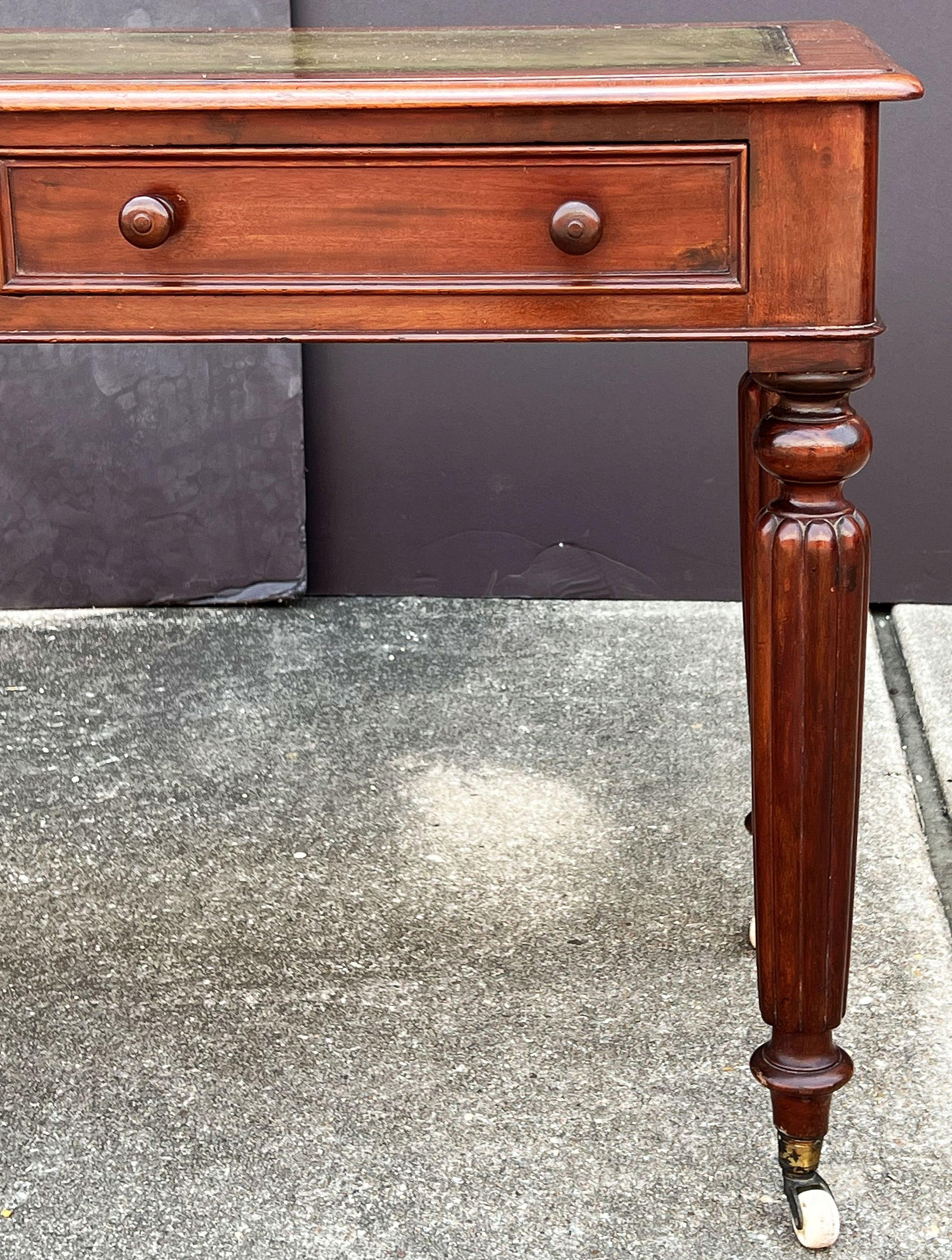 Tavolo o scrivania in stile William IV in mogano con piano in pelle dall'Inghilterra in vendita 1