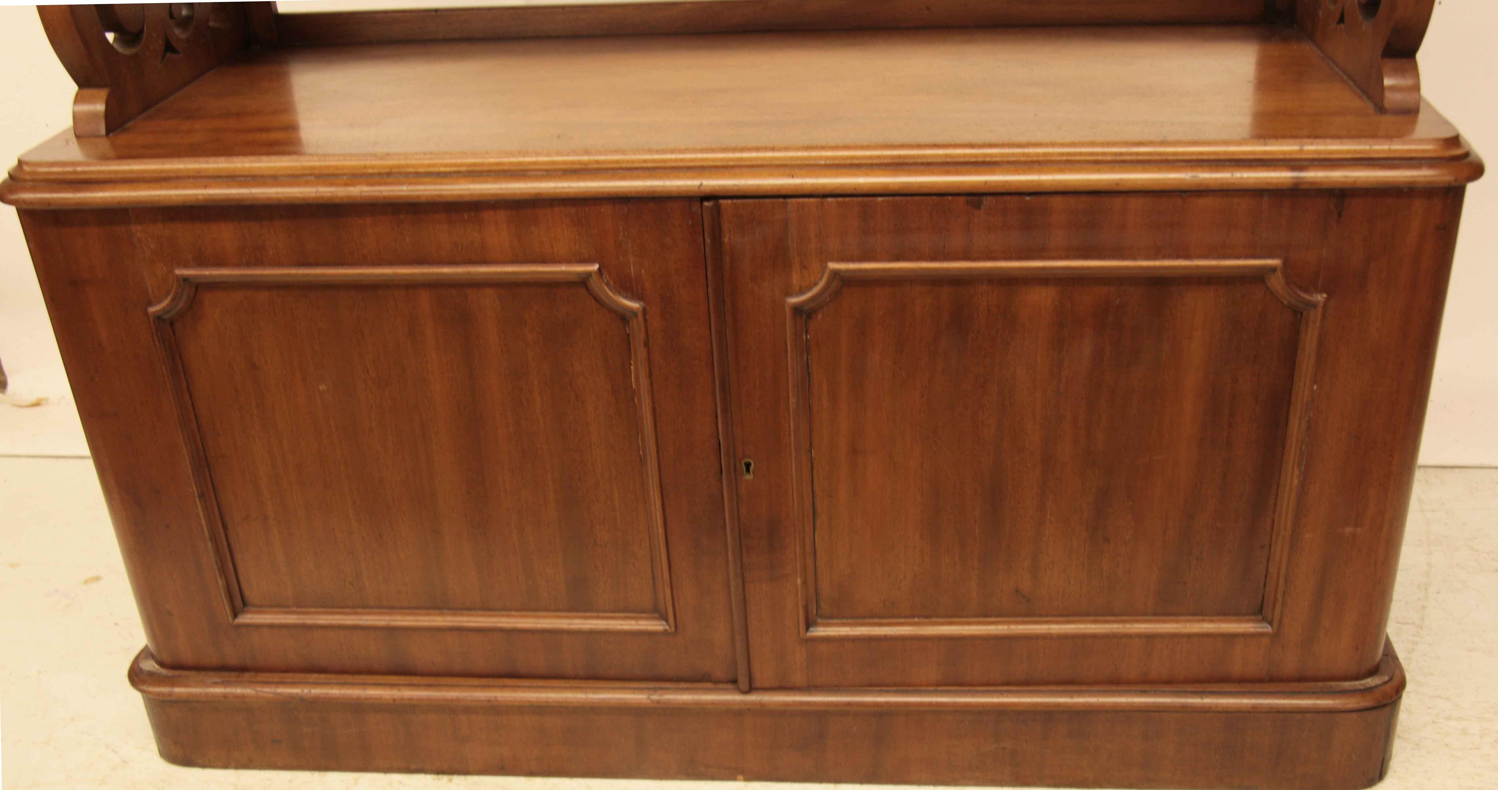 William IV. zweistufiges Buffetschrank im Angebot 1