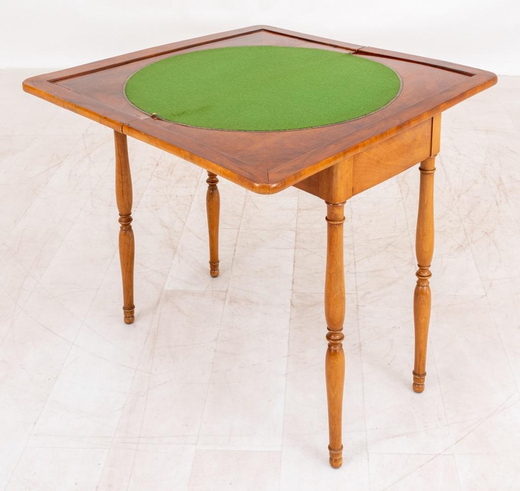 William IV walnut gate leg form games table, 19th c, with rectangular hinged to above a gate leg mechanism on four turned legs.

Dealer: S138XX