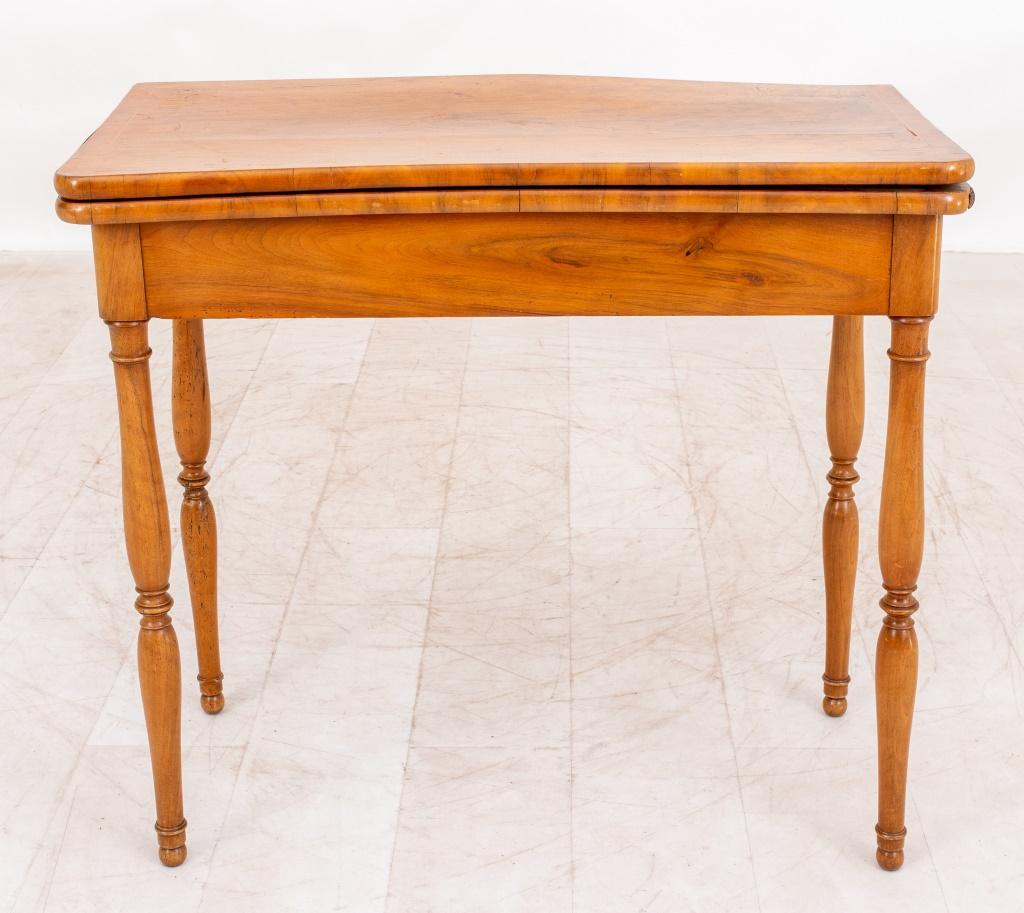 William IV Walnut Gate Leg Games Table, 19th C In Good Condition For Sale In New York, NY