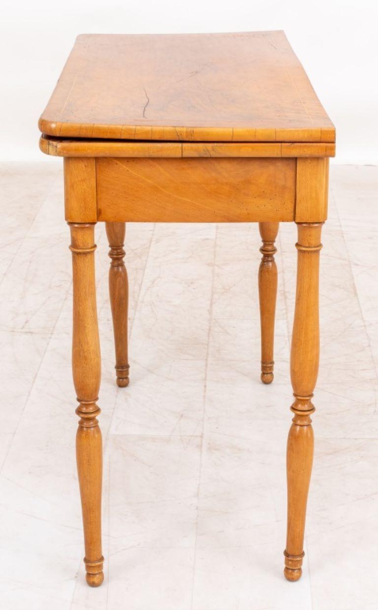 19th Century William IV Walnut Gate Leg Games Table, 19th C For Sale