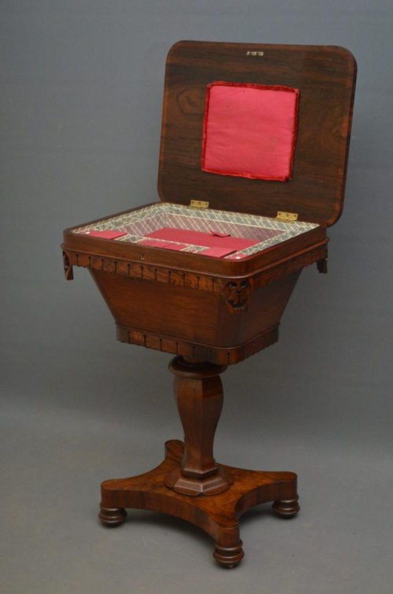 Sn2781 Stupefacente tavolo da cucito in William Rosewood, con piano sollevabile che racchiude un interno attrezzato, scatola affusolata sottostante, il tutto con grembiule intagliato, in piedi su un piedistallo a forma di vaso con petali e base a