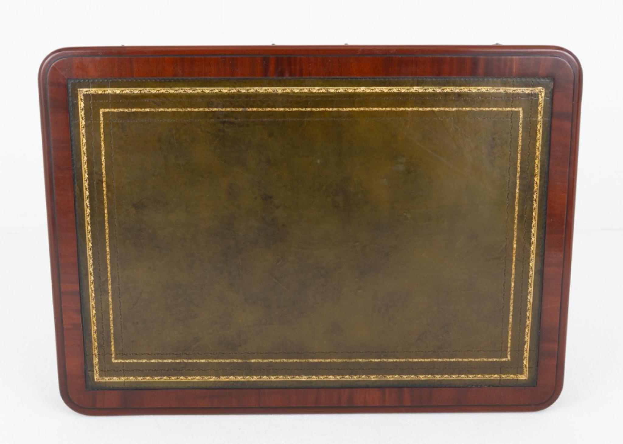 Tavolo da scrittura in mogano William IV
Questo tavolo da scrittura poggia sulle tipiche gambe tornite e intagliate di William IV con rotelle in porcellana e ottone.
Periodo William Williams antico
Spediamo in tutto il mondo, compresi gli Stati