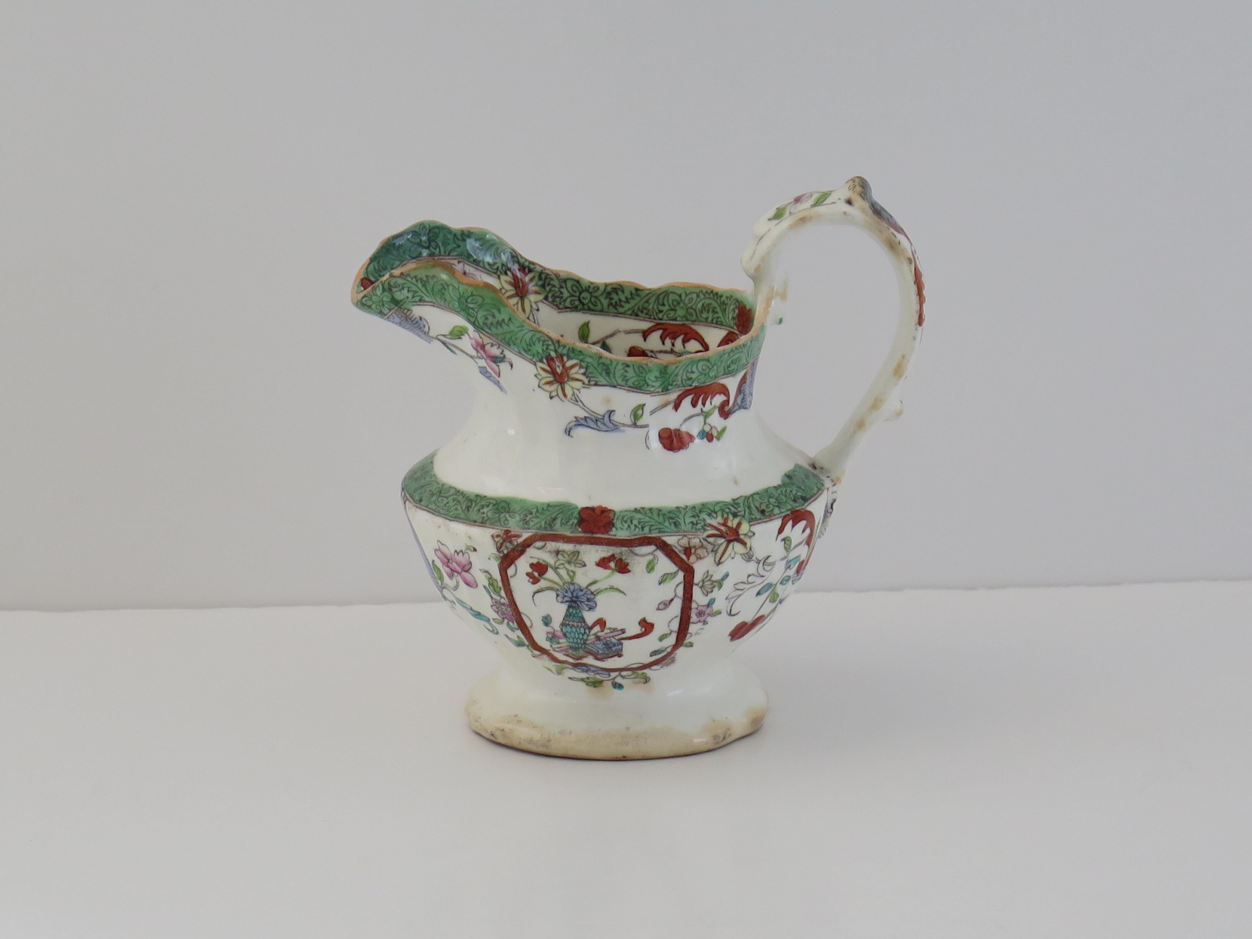 Il s'agit d'un pot à lait ou pichet en porcelaine anglais ancien, fabriqué par A.J. Mason (la même usine qui produisait Mason's Ironstone) pendant la période de William IV, vers 1830-1835.

La cruche est bien empotée, avec un corps légèrement
