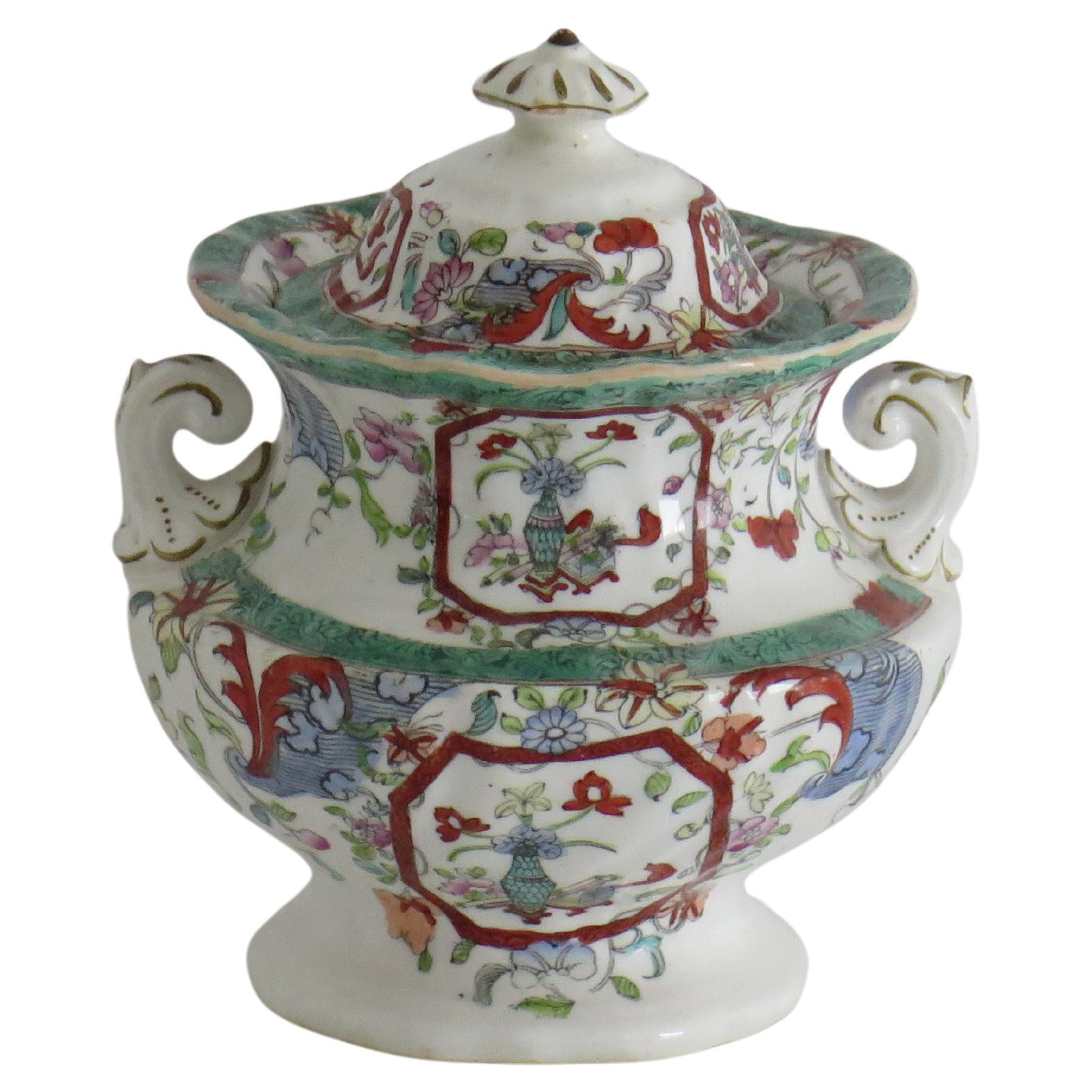 Si tratta di una zuppiera o Sauce in porcellana inglese, realizzata da C.J. Mason (la stessa fabbrica che produceva la Mason's Ironstone) durante il periodo di William IV, circa 1830-1835.

Si tratta di un pezzo in vaso molto decorativo con un corpo