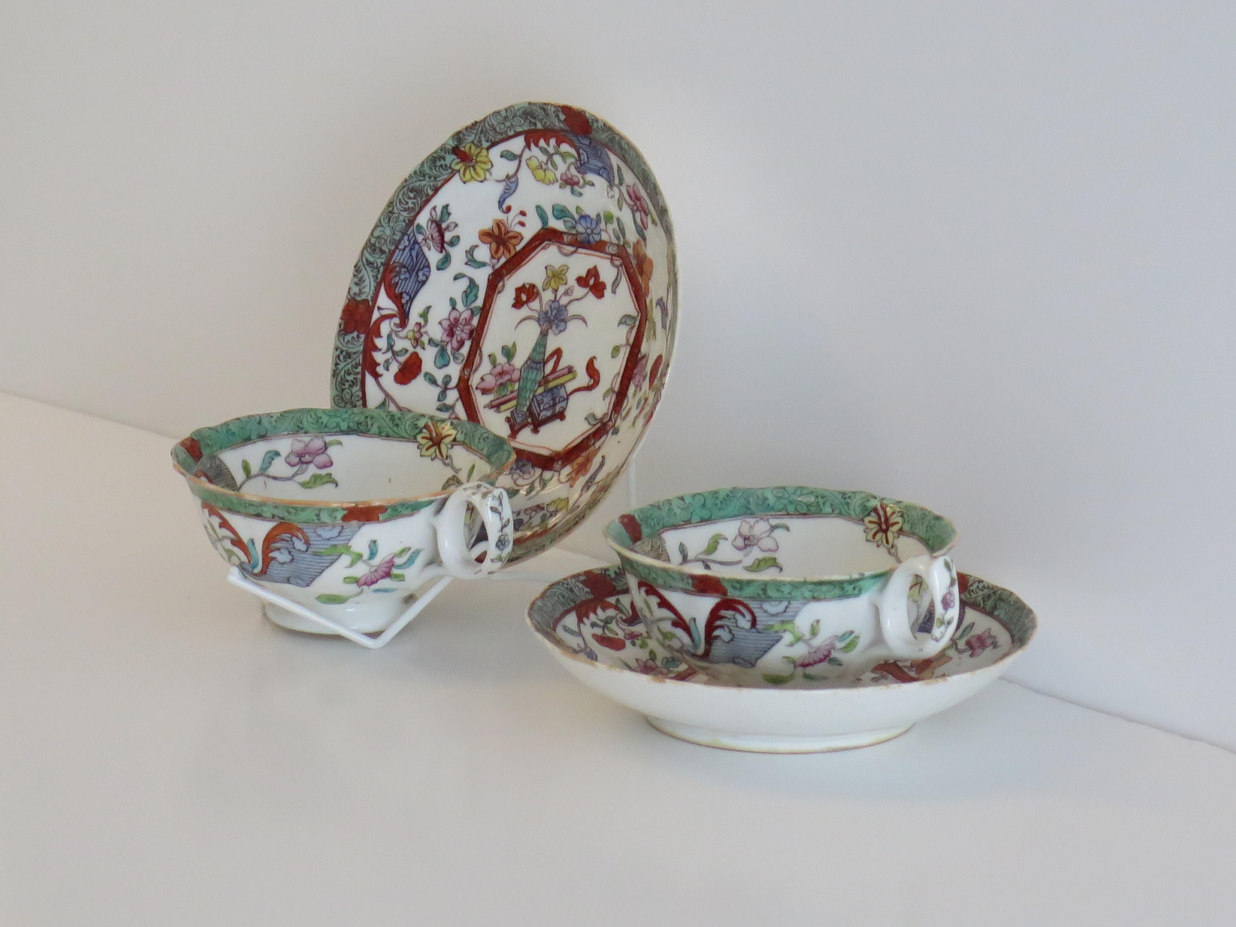 Si tratta di un paio di tazze da tè e piattini in porcellana inglese, realizzati da C.J. Mason (la stessa fabbrica che produceva la Mason's Ironstone) durante il periodo di William IV, circa 1830-1835.

Questo annuncio riguarda le due coppie, le due