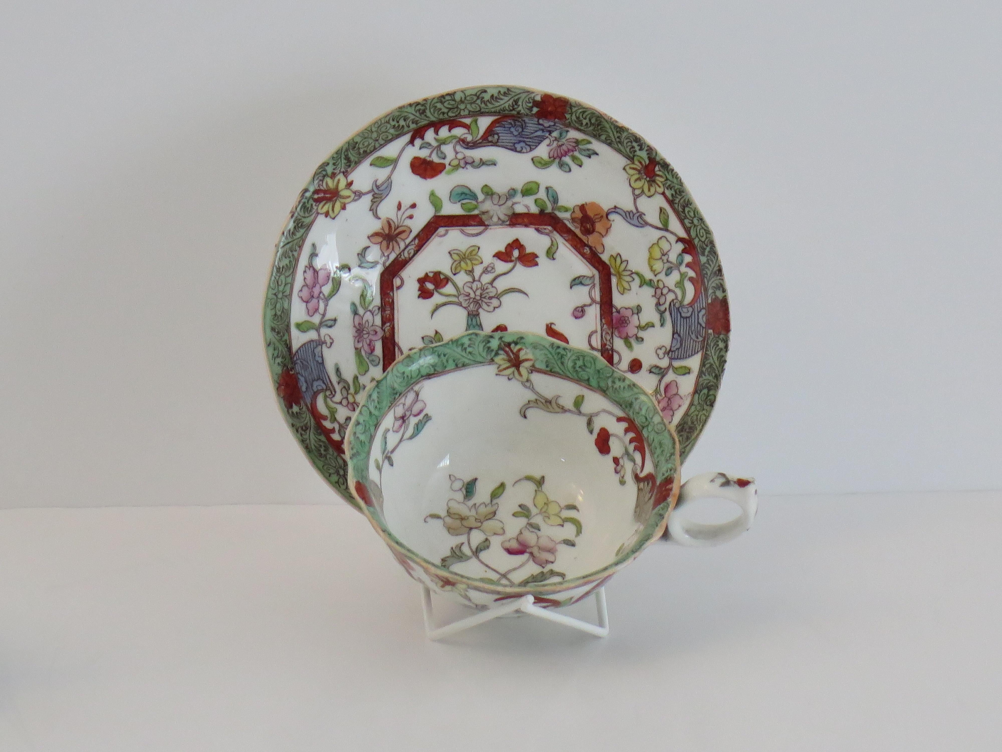 Il s'agit d'une PIRE de tasses à thé et soucoupes en porcelaine, fabriquée par A.I.C. (la même usine qui produisait Mason's Ironstone) pendant la période de William IV, vers 1830-1835.

Le prix indiqué correspond à deux paires, deux tasses et deux