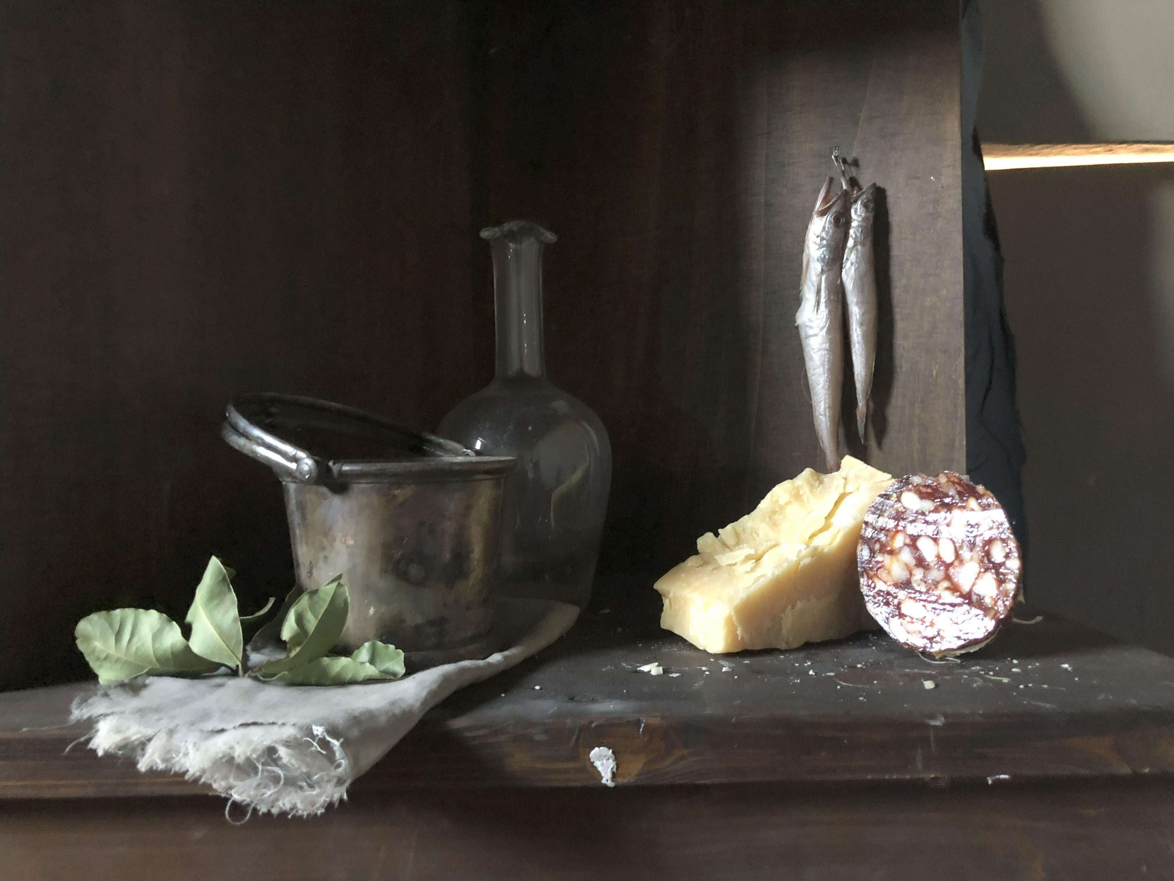 Ölgemaltes Stillleben in natürlichem Licht mit dunklem Hintergrund. Metallschüssel und Lebensmittel – Painting von William J Rushton