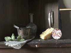 Nature morte peinte à l'huile à la lumière naturelle sur fond sombre. Bol en métal et nourriture