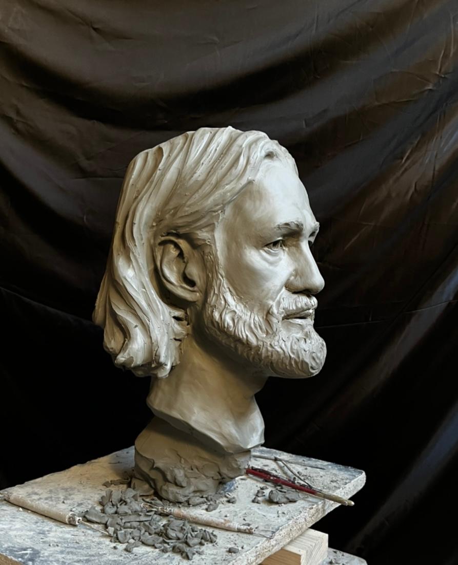 Testa maschile a grandezza naturale in bronzo con patina marrone scuro.

Rushton scolpisce tutti i suoi busti utilizzando modelli dal vivo nel corso di diverse sedute. Pur avendo un carattere realistico e classico, le sue sculture catturano anche