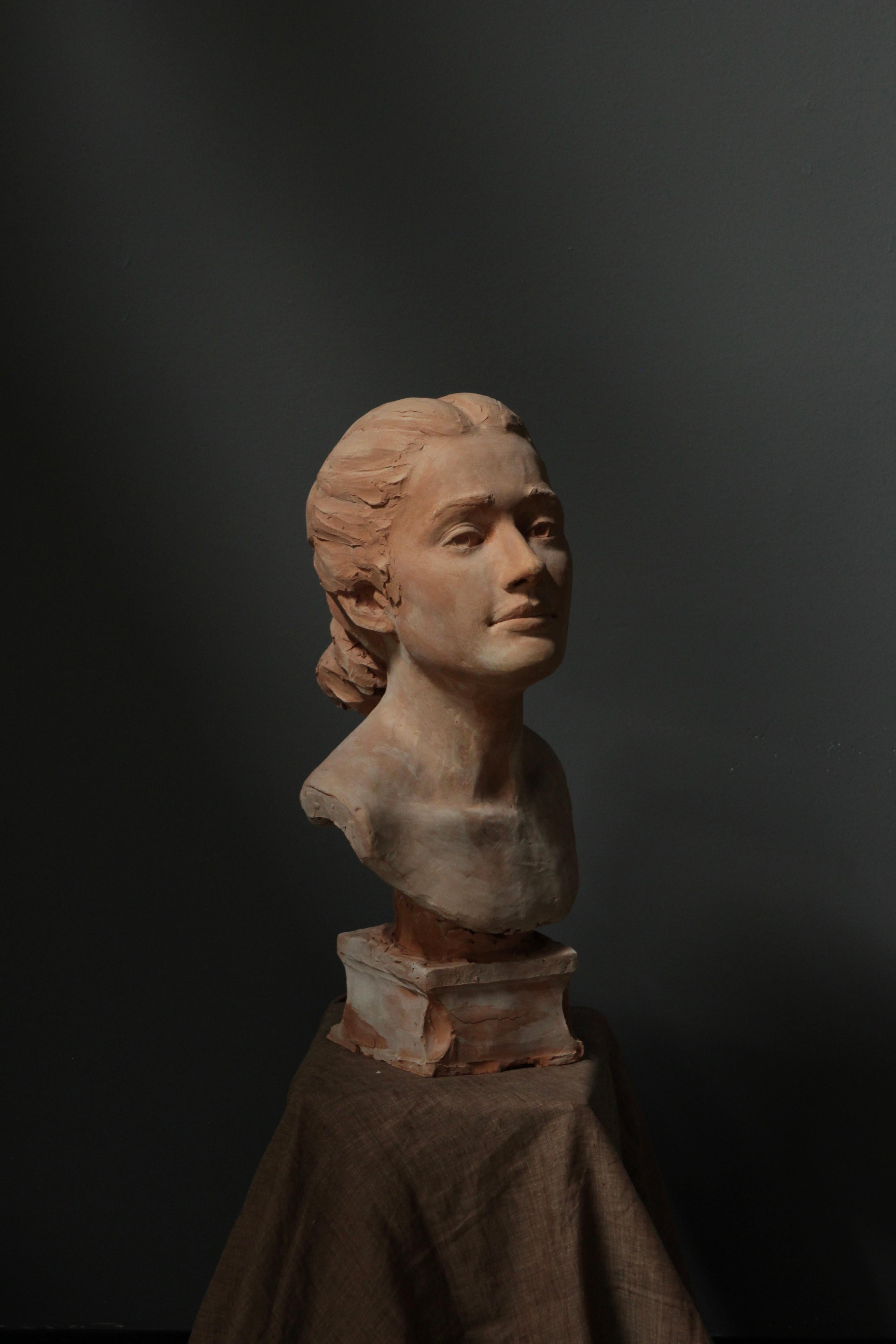 Testa femminile in terracotta a grandezza naturale. 

Rushton scolpisce tutti i suoi busti utilizzando modelli dal vivo nel corso di diverse sedute. Pur avendo un carattere realistico e classico, le sue sculture catturano anche l'individualità di