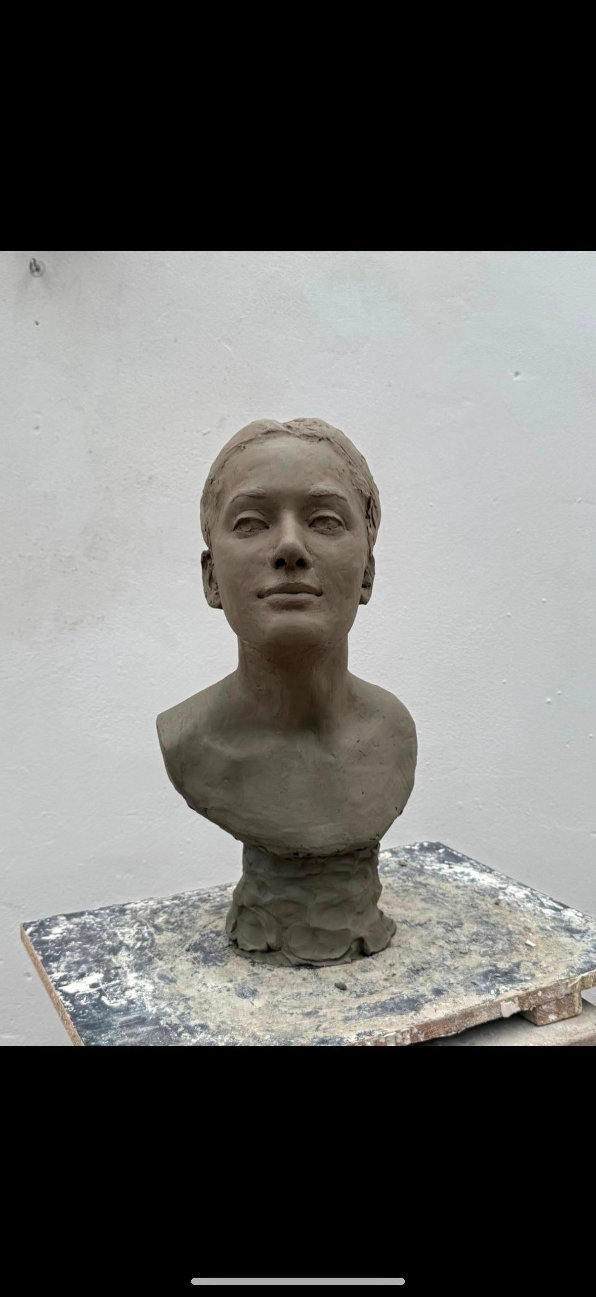 Scultura di testa di donna in terracotta 