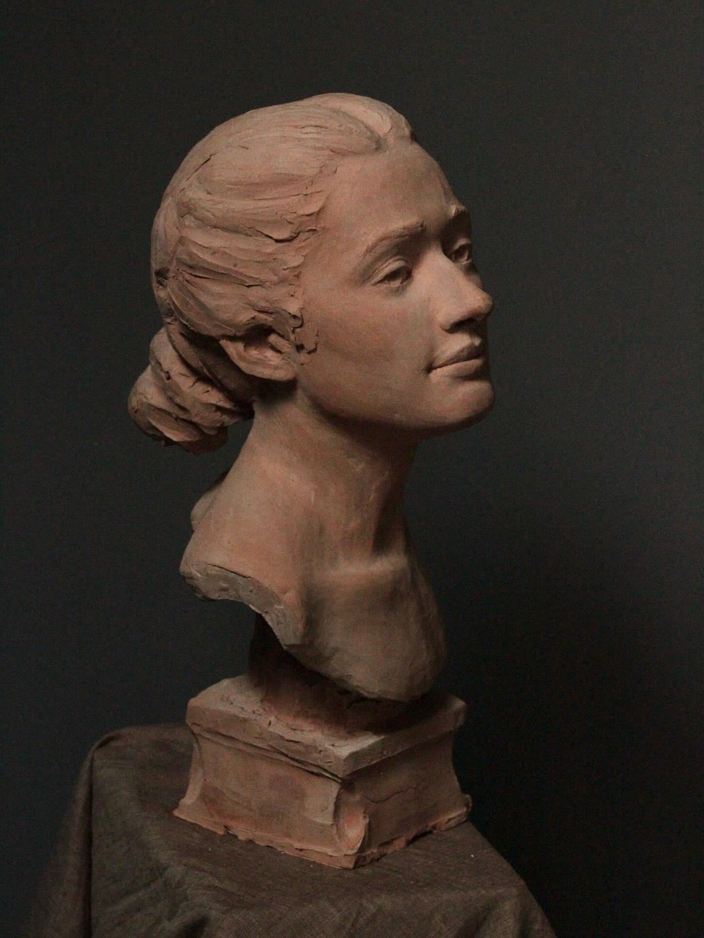 William J Rushton Figurative Sculpture – Skulptur eines weiblichen Kopfes aus Terrakotta "Klaudia"