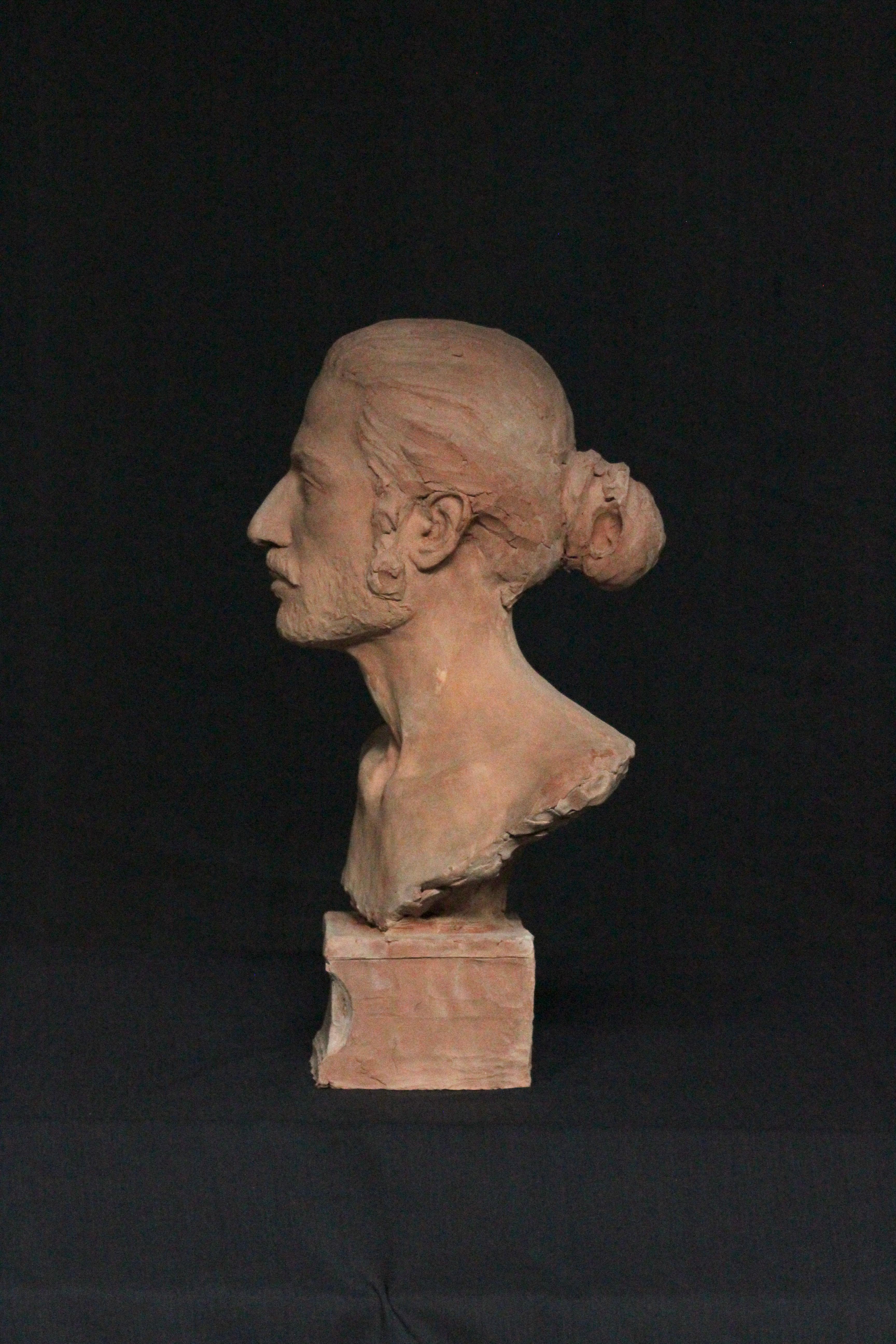 Figurative Sculpture di William J Rushton - Scultura di testa maschile in terracotta "Andrea"
