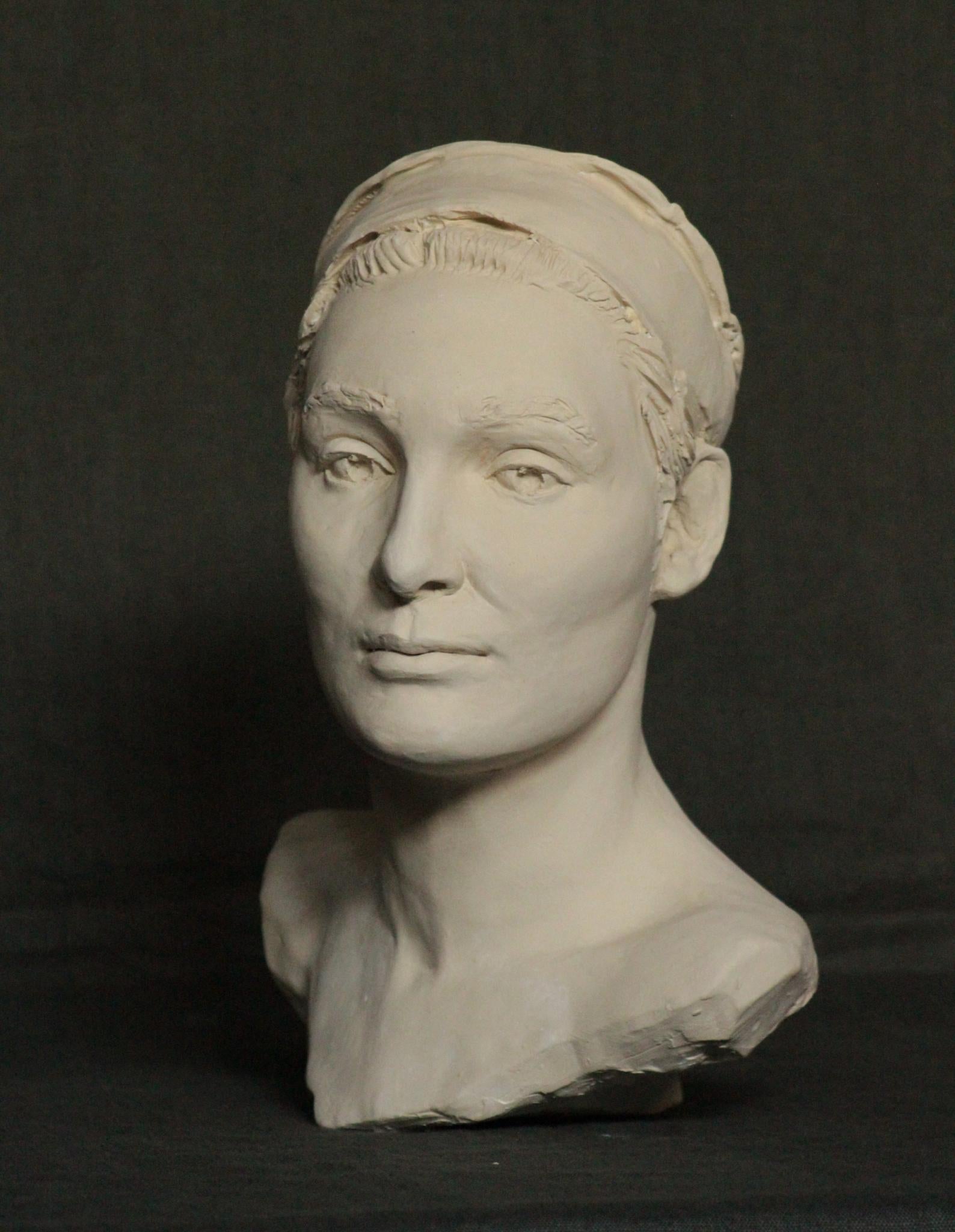 Escultura de Cabeza Femenina en Terracota Blanca 