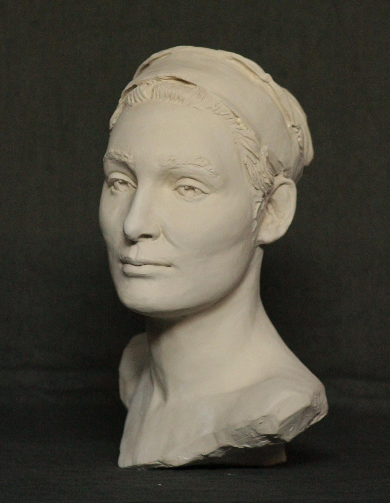 Escultura de Cabeza Femenina en Terracota Blanca 