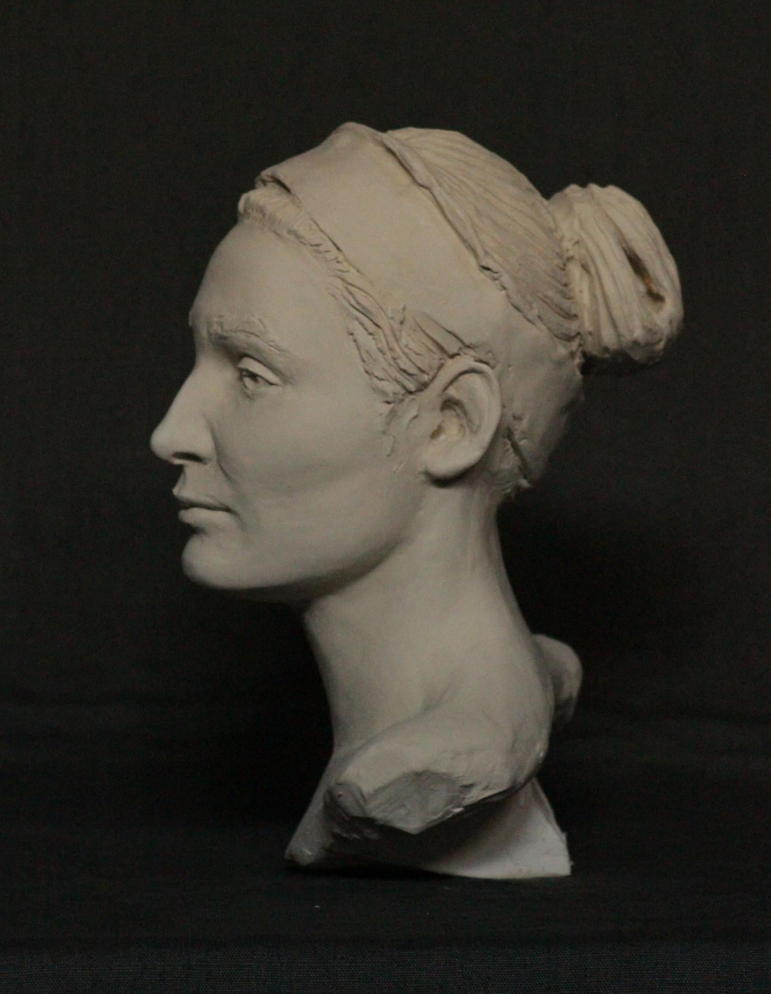 Cabeza femenina a tamaño natural de terracota blanca con base de yeso.

Rushton esculpe todos sus bustos utilizando modelos vivos a lo largo de varias sesiones. Aunque de carácter clásico, sus esculturas también captan la individualidad del modelo.
