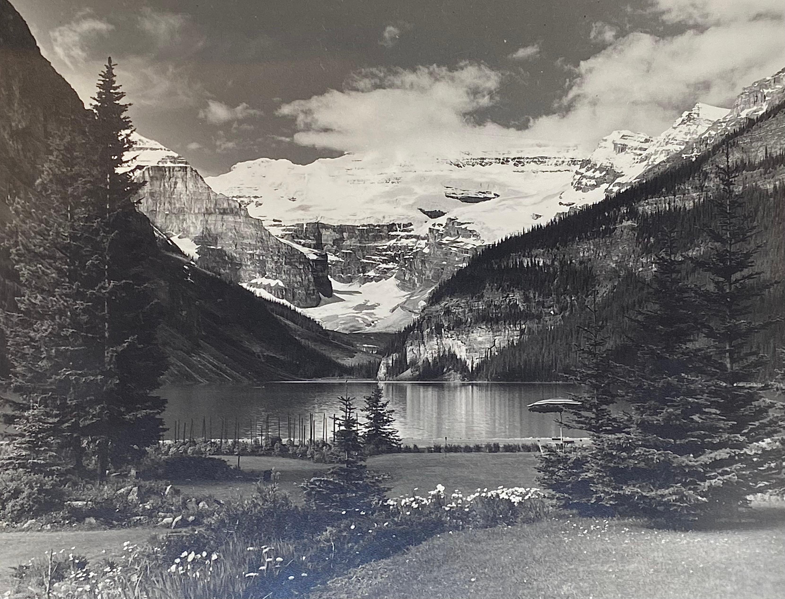 Lac Louise, Banff - Autres styles artistiques Photograph par William J.L. Gibbons