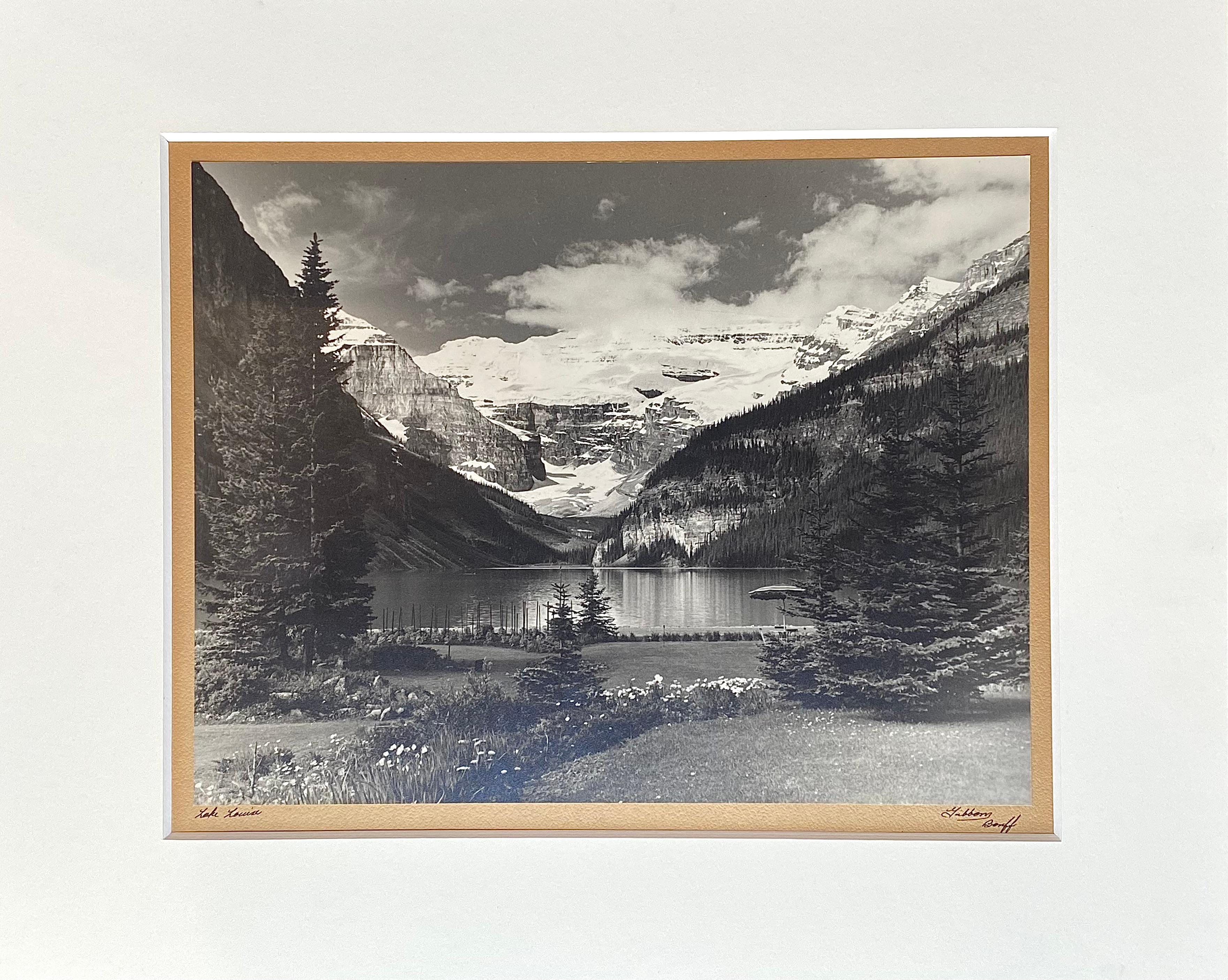 Lac Louise, Banff - Gris Landscape Photograph par William J.L. Gibbons