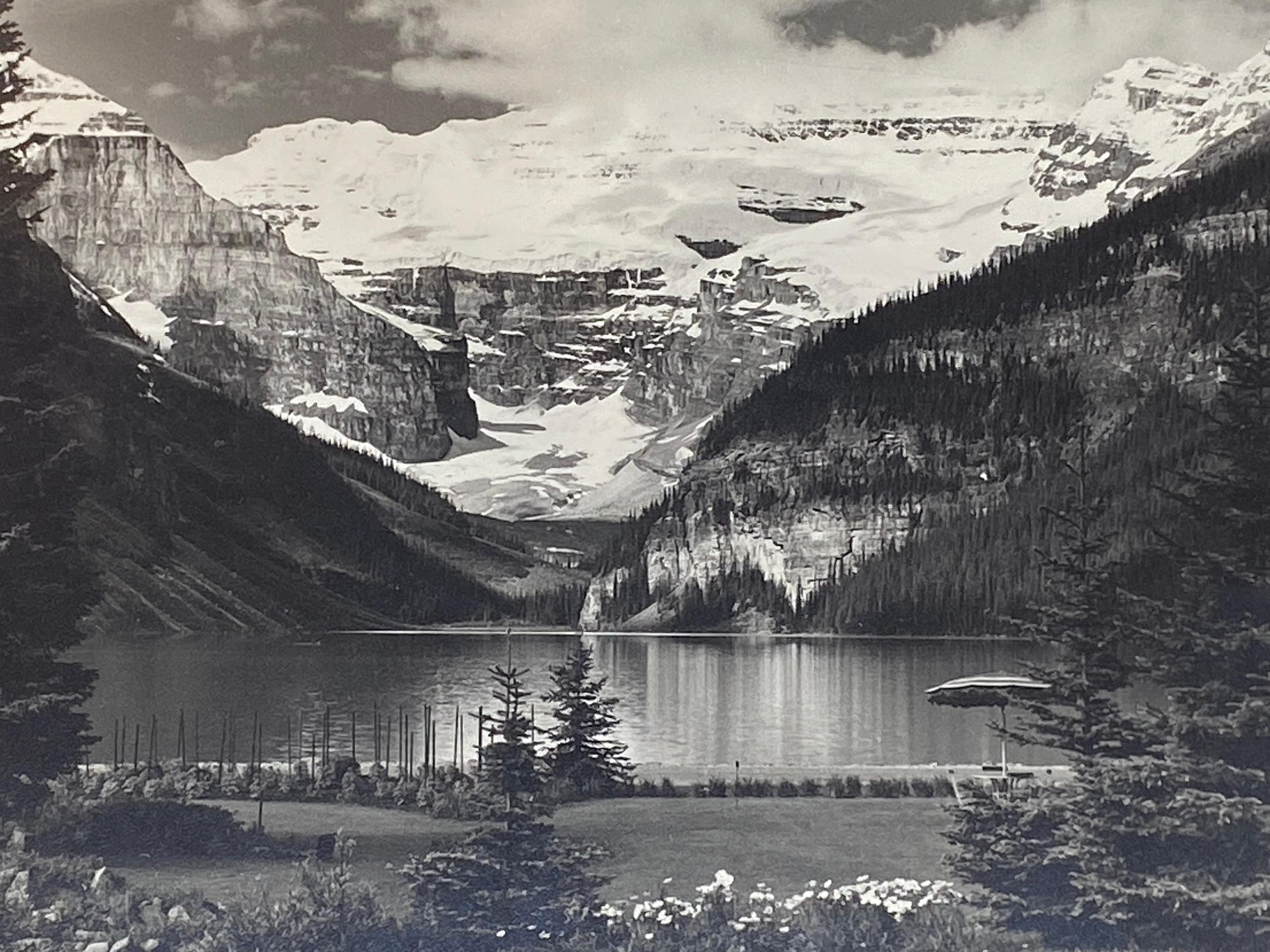 Photographie originale du lac Louise dans le parc national de Banff, réalisée par le célèbre photographe canadien William J.L.A. (Bill) Gibbons. Gibbons est né en 1914 et est décédé en 1994. Monté. Titre dans la marge inférieure gauche. Signé avec