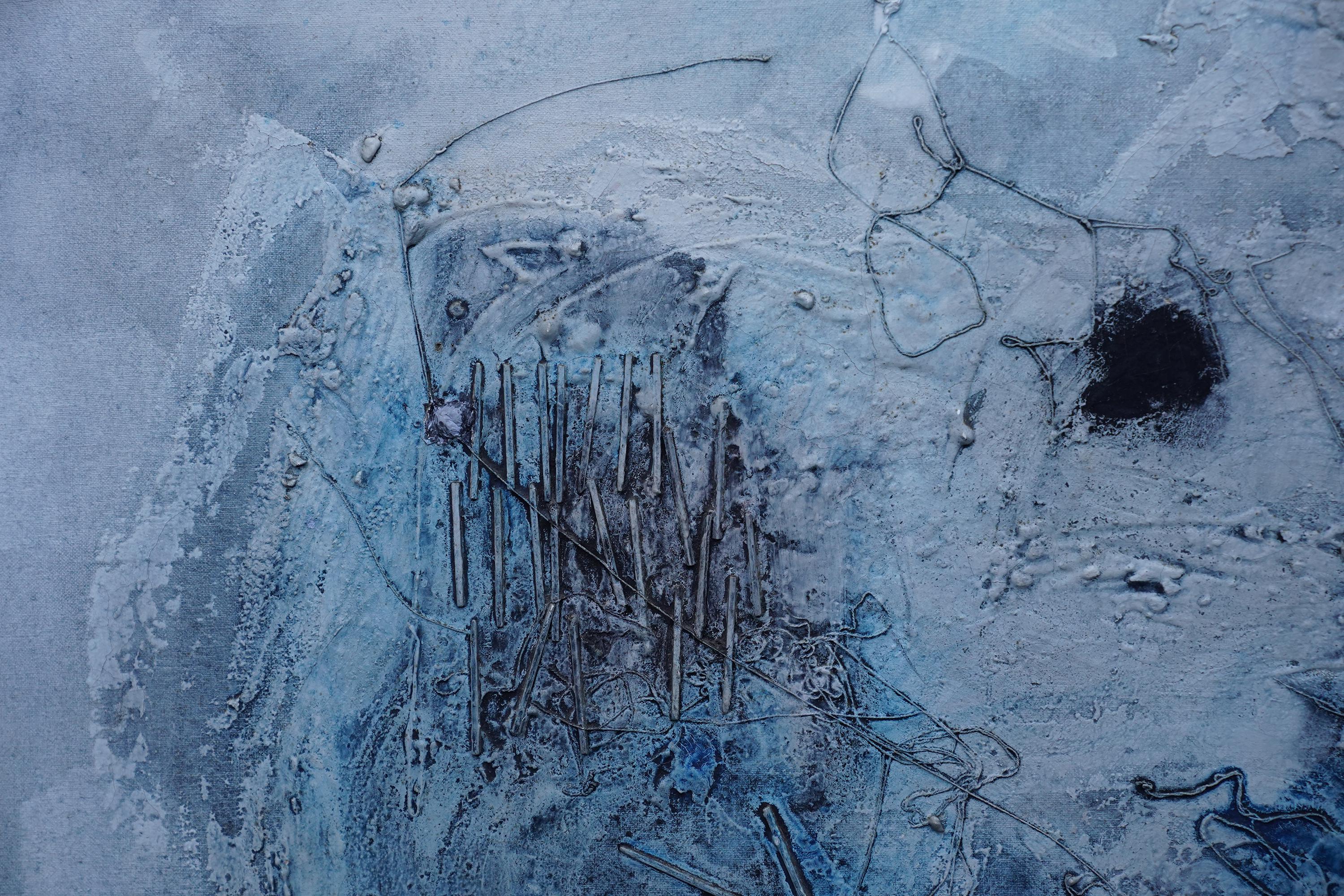 Un olio astratto originale di grandi dimensioni su tela dell'artista canadese William John Bertram Newcombe. Questo splendido olio espressionista astratto in blu e grigio è un'opera canadese espressionista astratta audace, avventurosa e sicura di sé