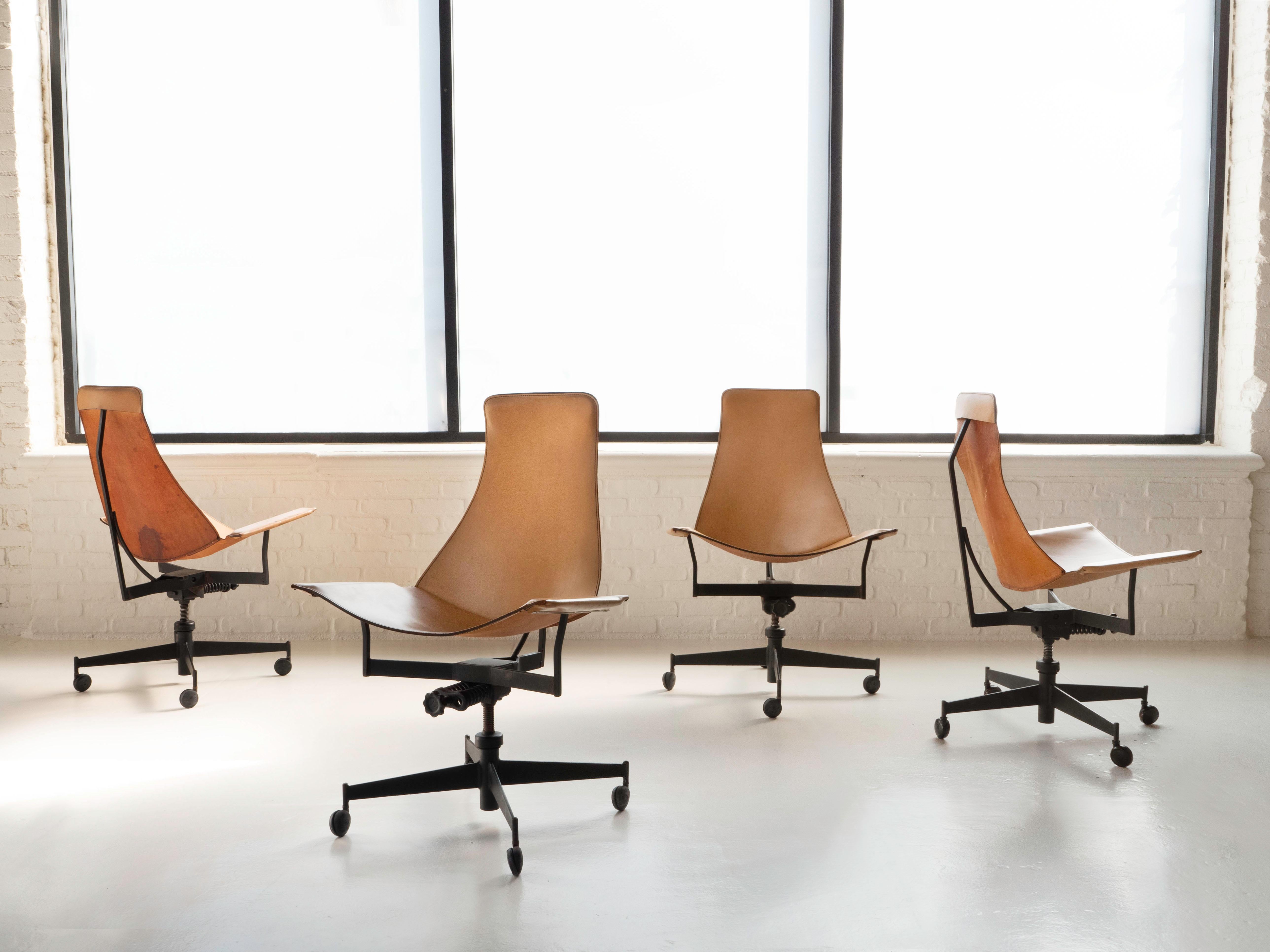 Drei Stühle verfügbar - Preis gilt pro Stuhl. Rabatt beim Kauf mehrerer Exemplare möglich. 

Entworfen von dem amerikanischen Architekten William Katavolos in den 1950er Jahren, New York. 
Der Federmechanismus unterhalb des Rahmens stellt die