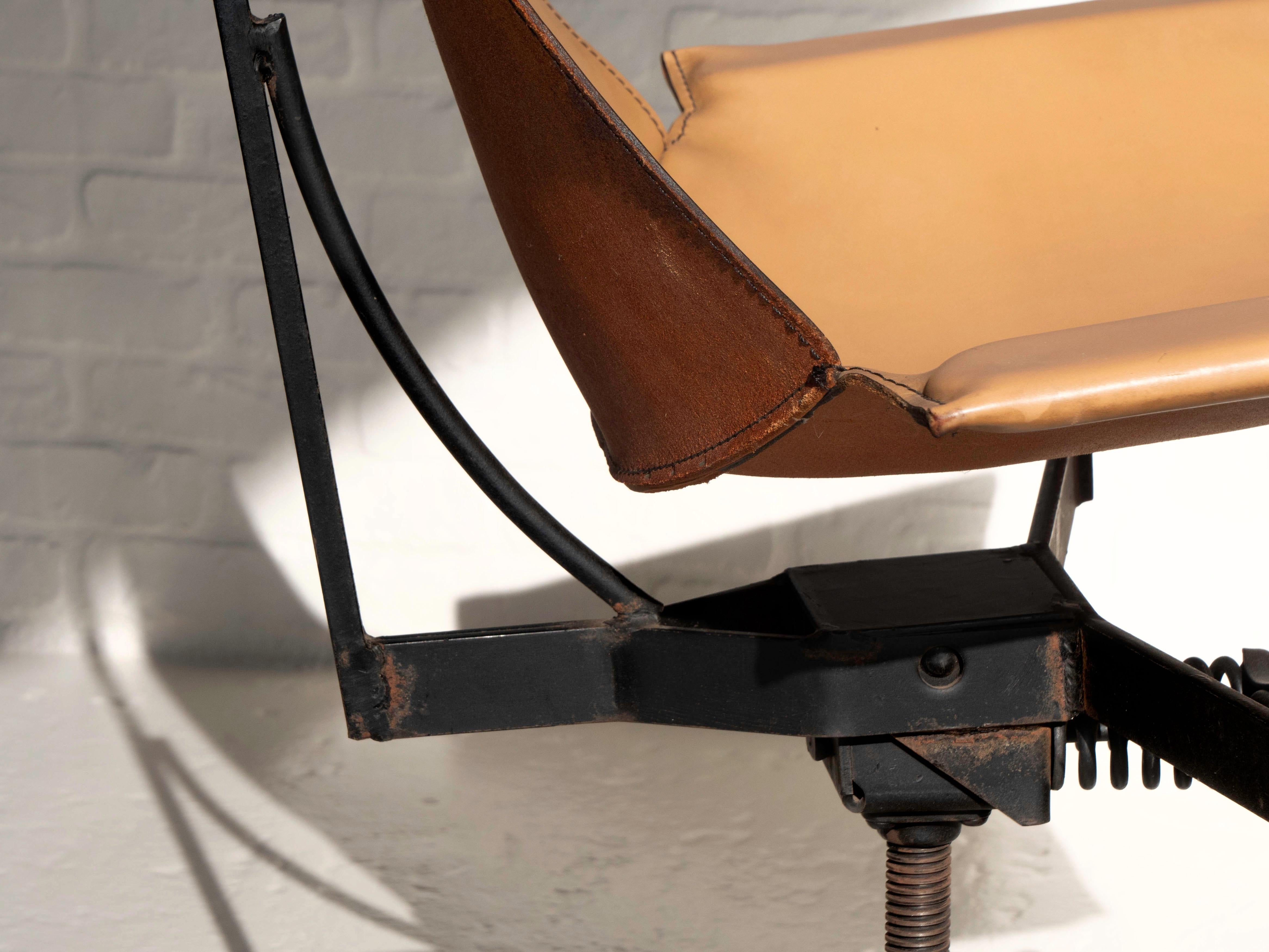 Milieu du XXe siècle Chaises de bureau pivotantes William Katavolos en fer et cuir, États-Unis, années 1950 en vente